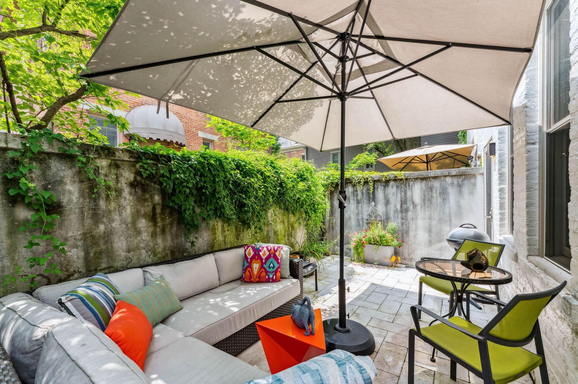 393 Library Park Ct, Columbus OH  43215-4704 exterior