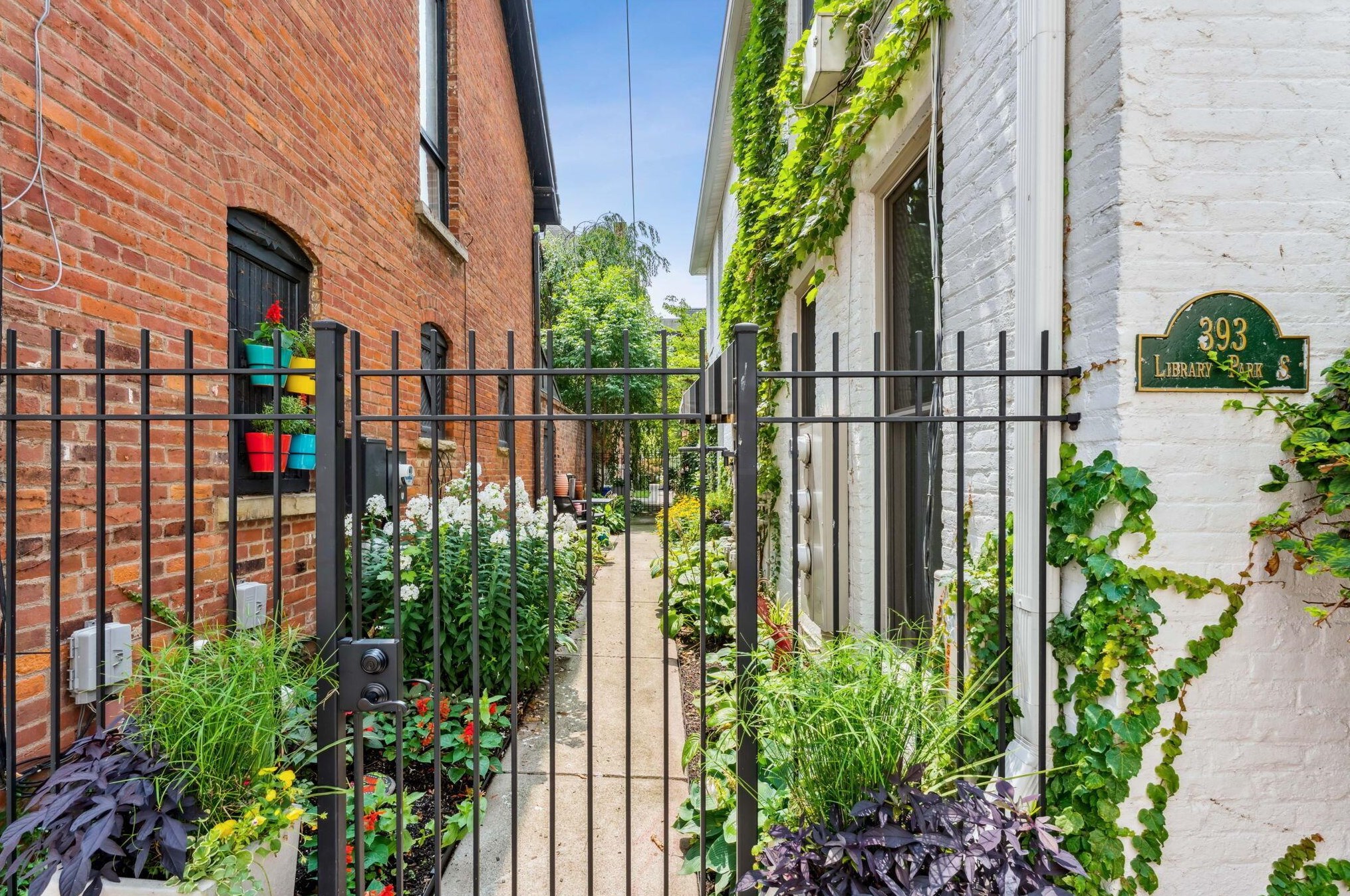 393 Library Park Ct, Columbus OH exterior