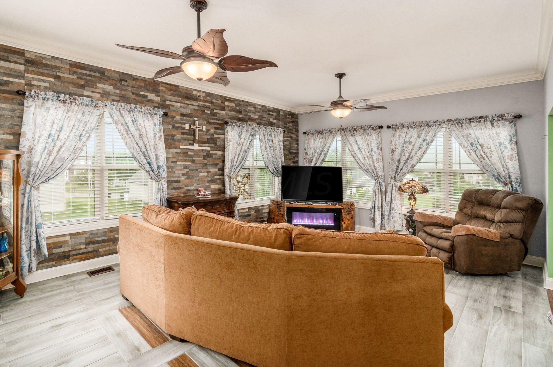 7563 Jenkins Dr, Cnl Wnchstr OH  43110-8381 exterior