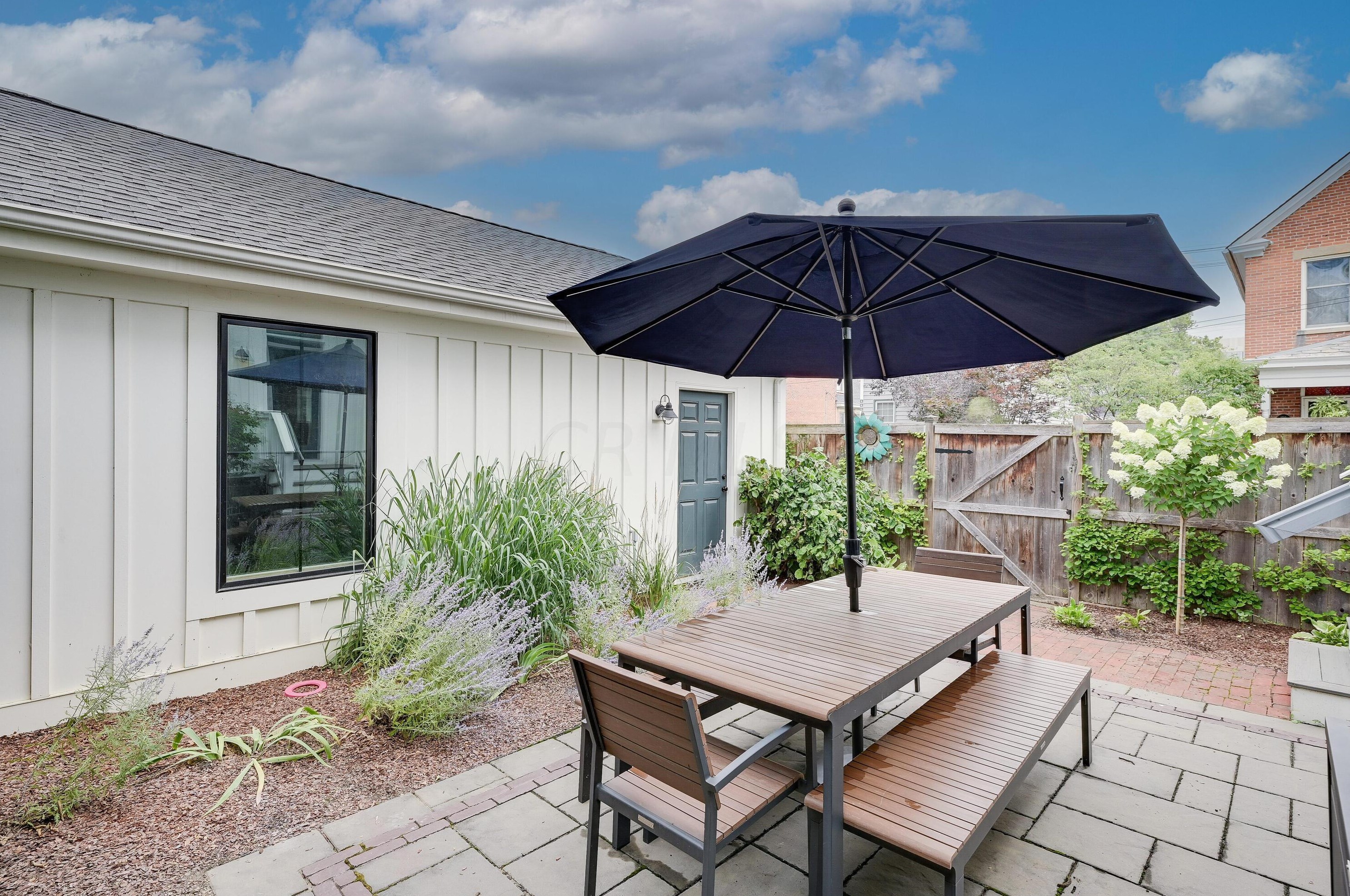 445 Beck St, Columbus OH 43215-5727 exterior