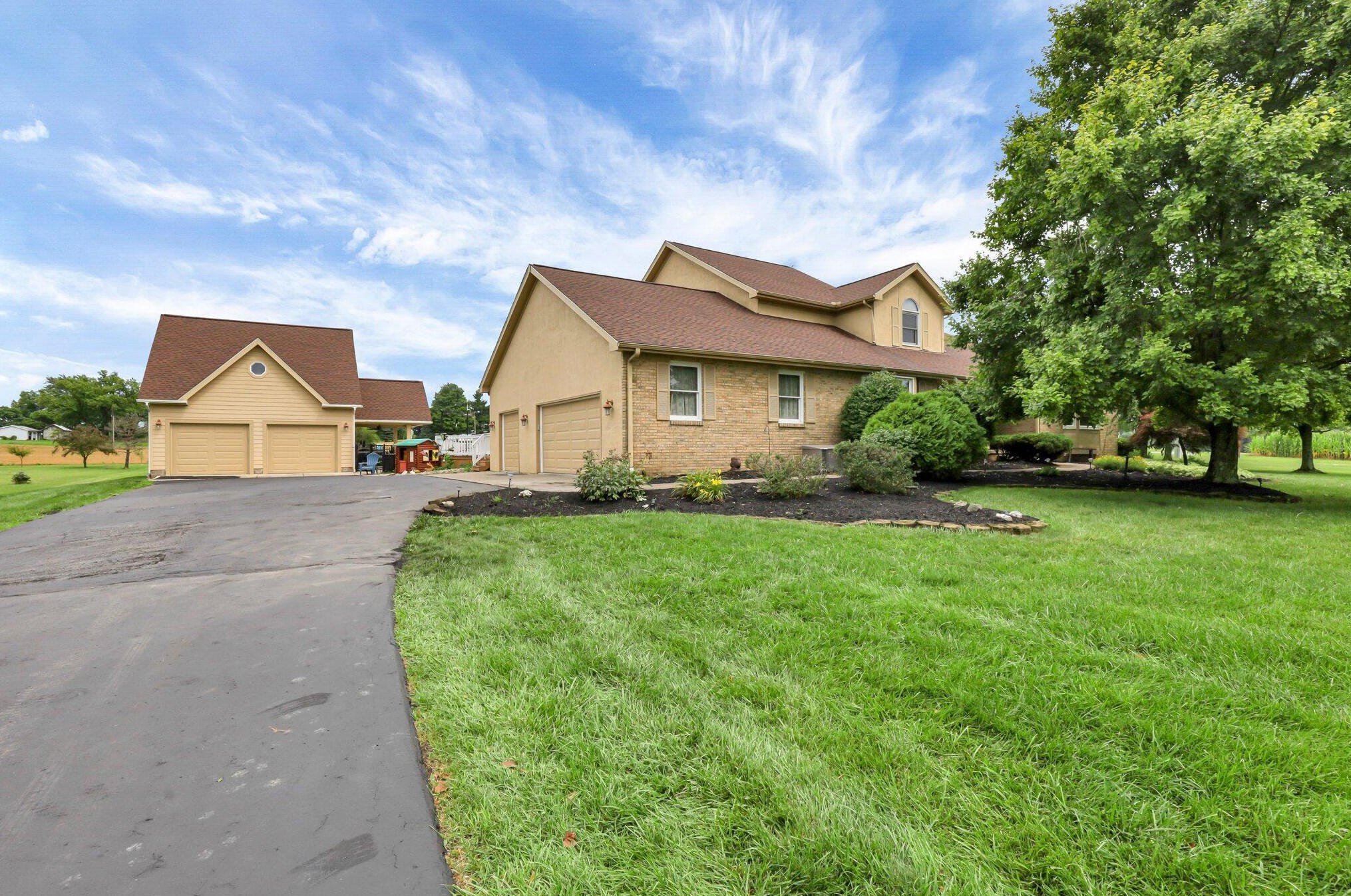 1032 Slate Rdg Dr, Cnl Wnchstr OH  43110-9341 exterior