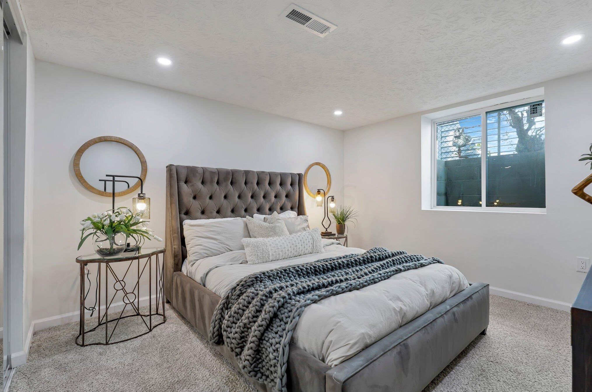 1592 Jonathan Dr, Columbus OH 43207-2735 exterior