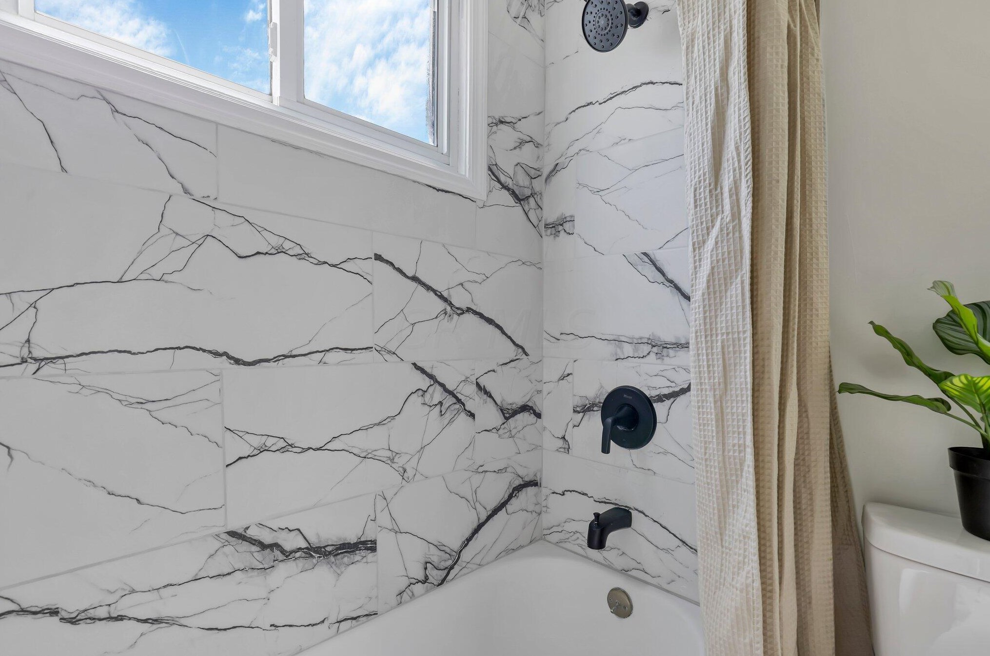 1592 Jonathan Dr, Columbus OH 43207-2735 exterior