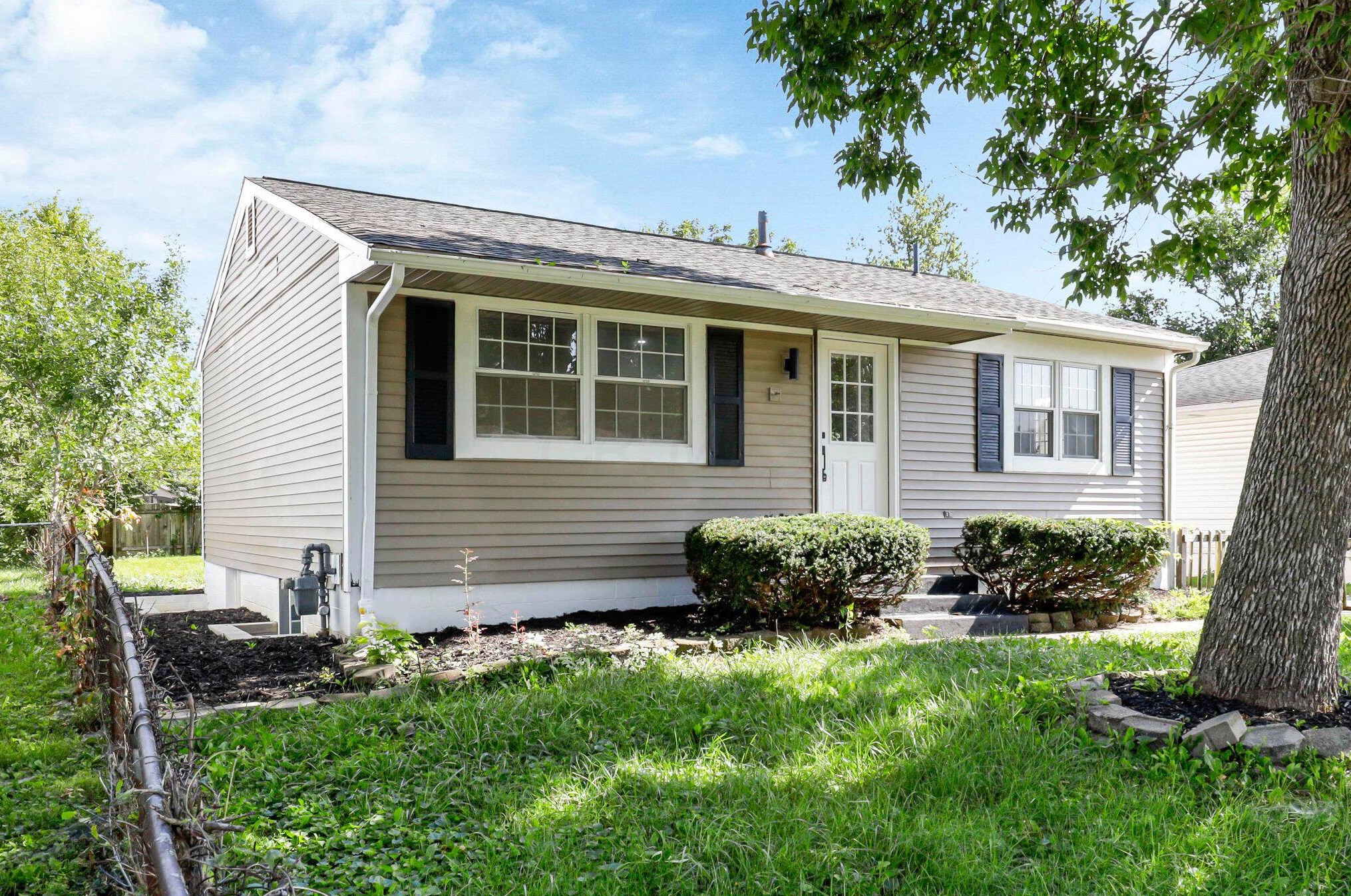 1592 Jonathan Dr, Columbus OH 43207-2735 exterior