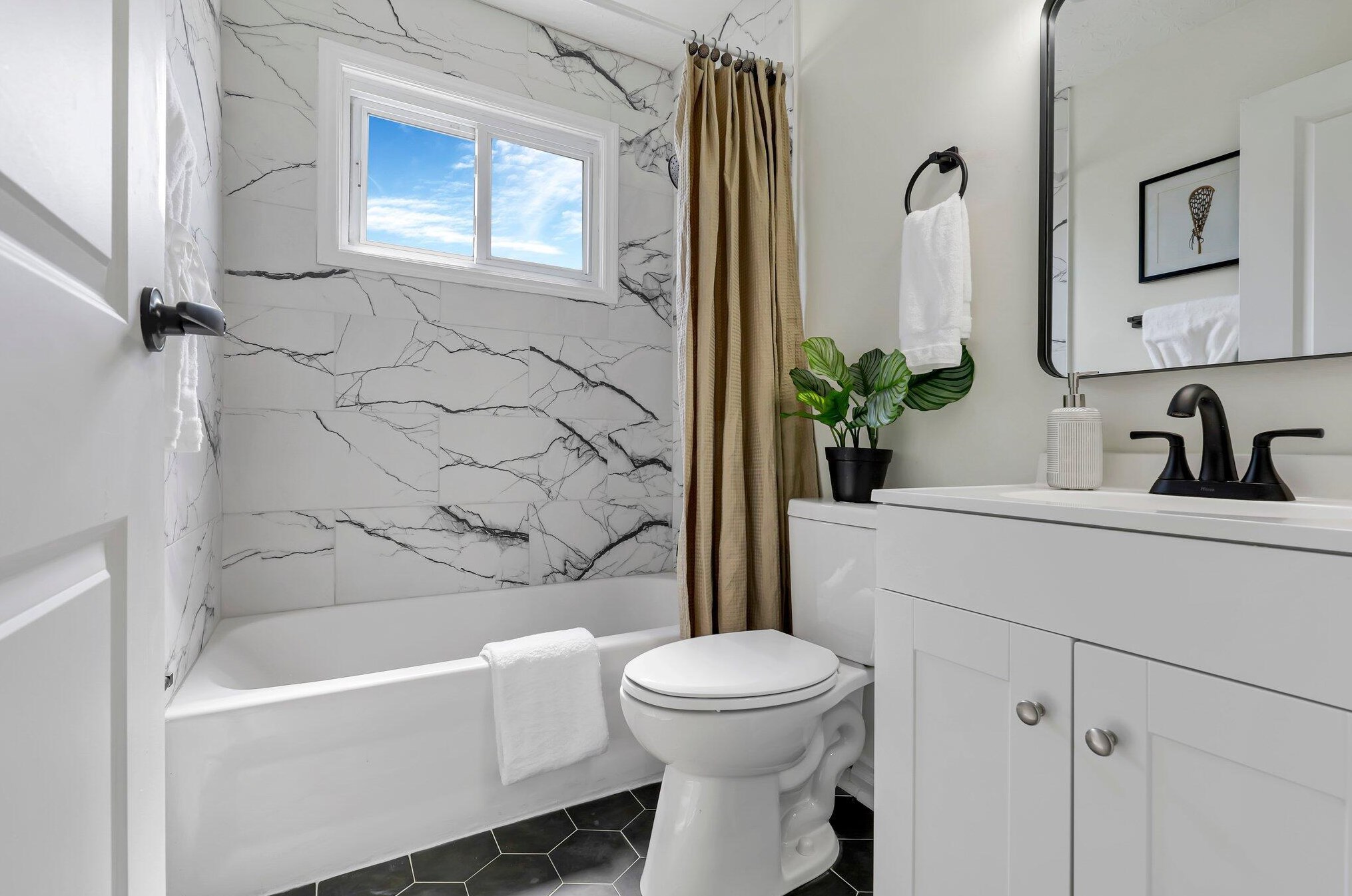 1592 Jonathan Dr, Columbus OH 43207-2735 exterior