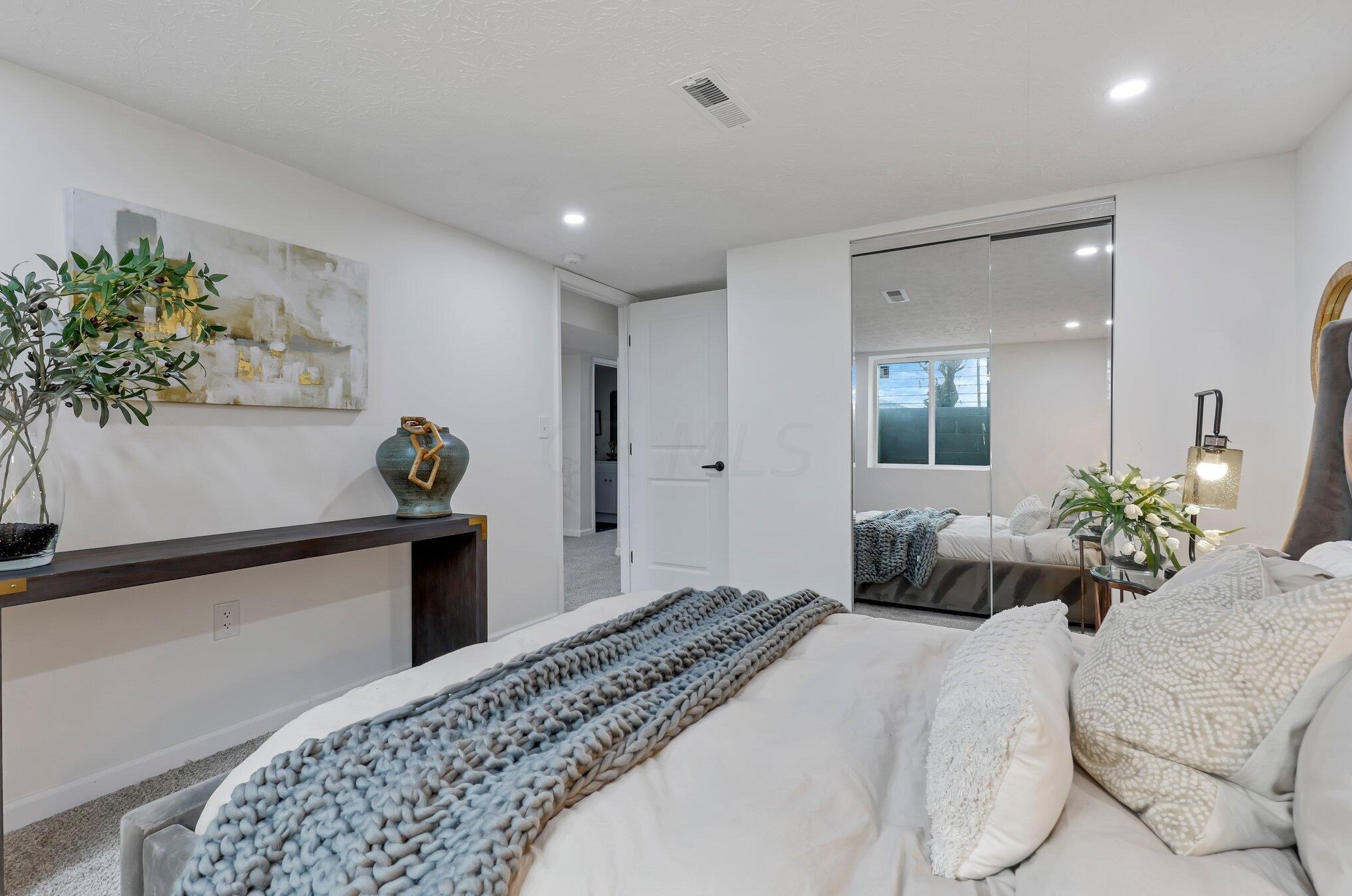 1592 Jonathan Dr, Columbus OH 43207-2735 exterior