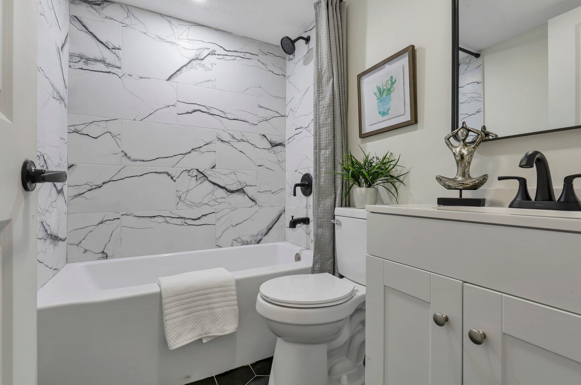 1592 Jonathan Dr, Columbus OH 43207-2735 exterior