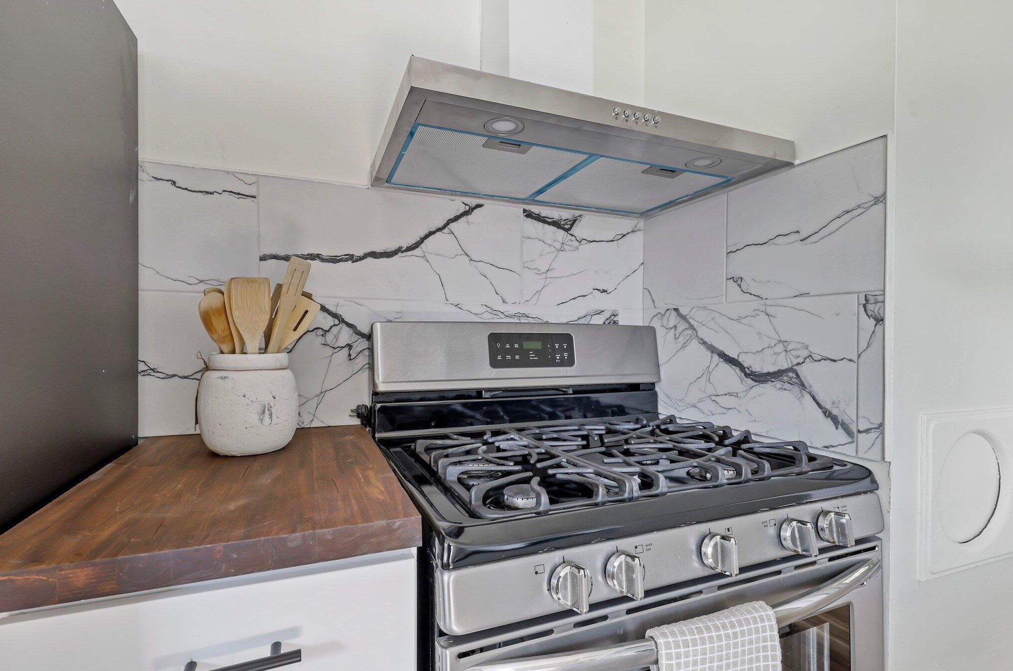 1592 Jonathan Dr, Columbus OH 43207-2735 exterior