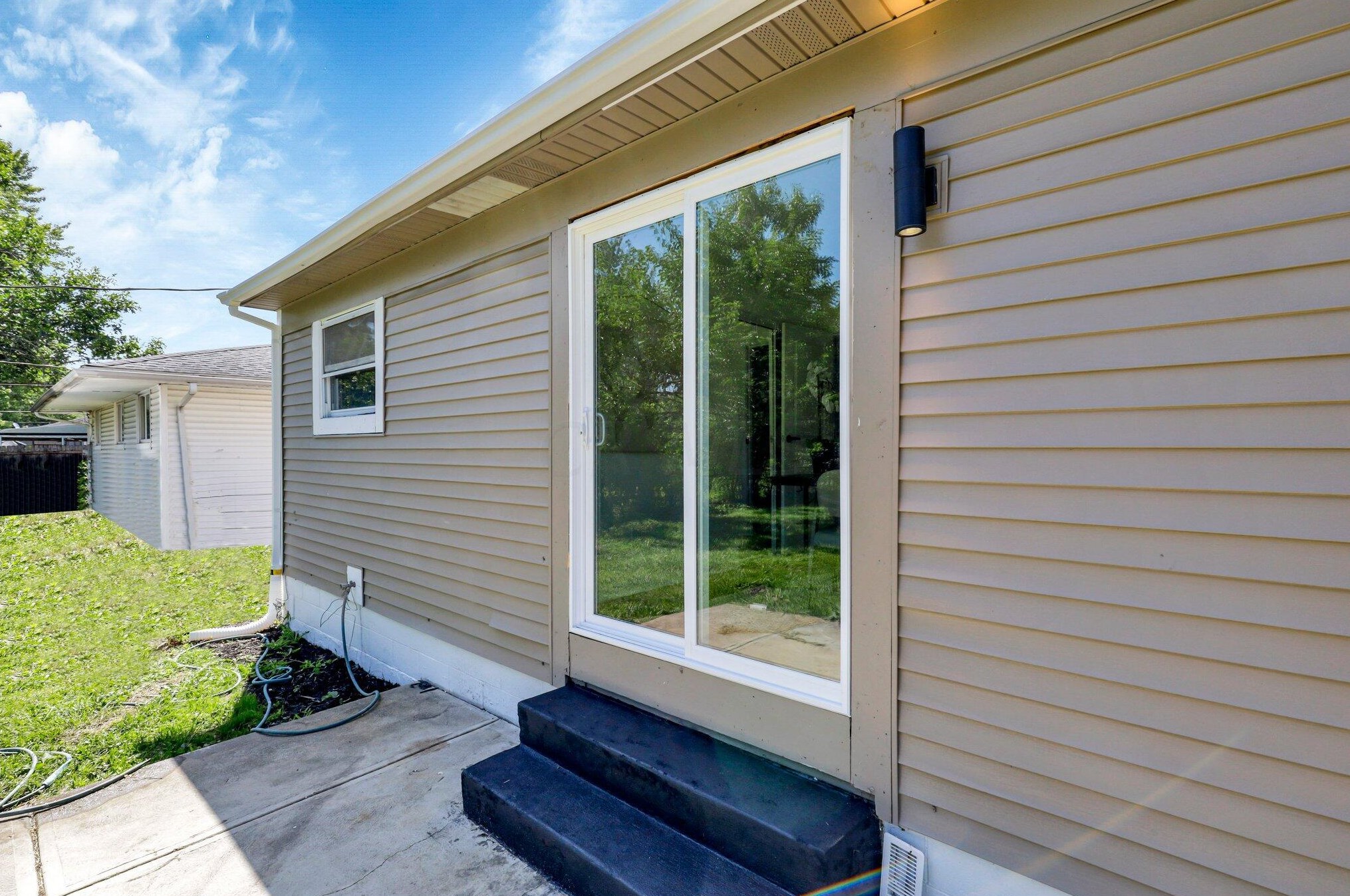 1592 Jonathan Dr, Columbus OH 43207-2735 exterior