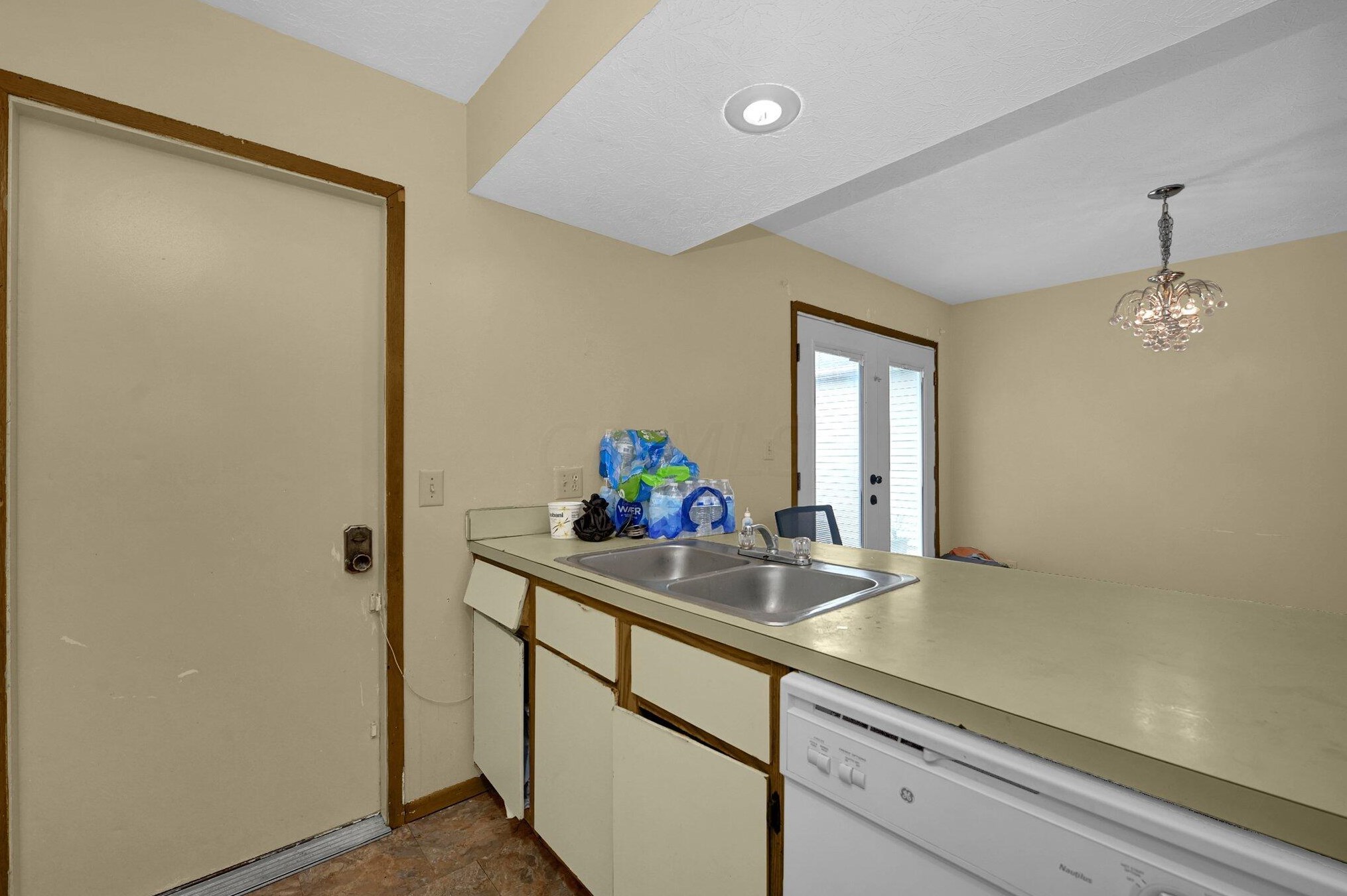 2480 Mason Vlg Ct, Columbus OH 43232-8230 exterior