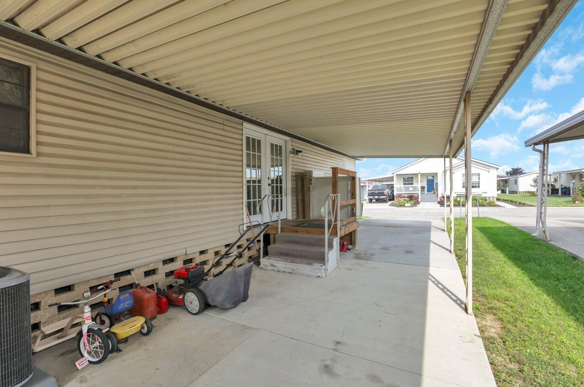 801 Scarlett Ln, Columbus OH 43207-8735 exterior