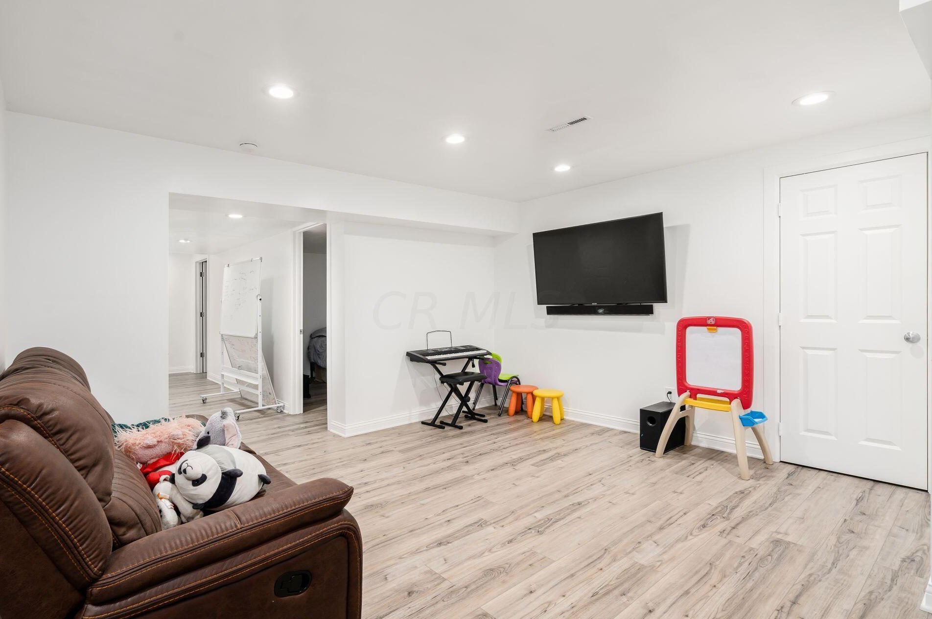 881 Sapphire Flame Dr, Delaware OH  43015-5094 exterior