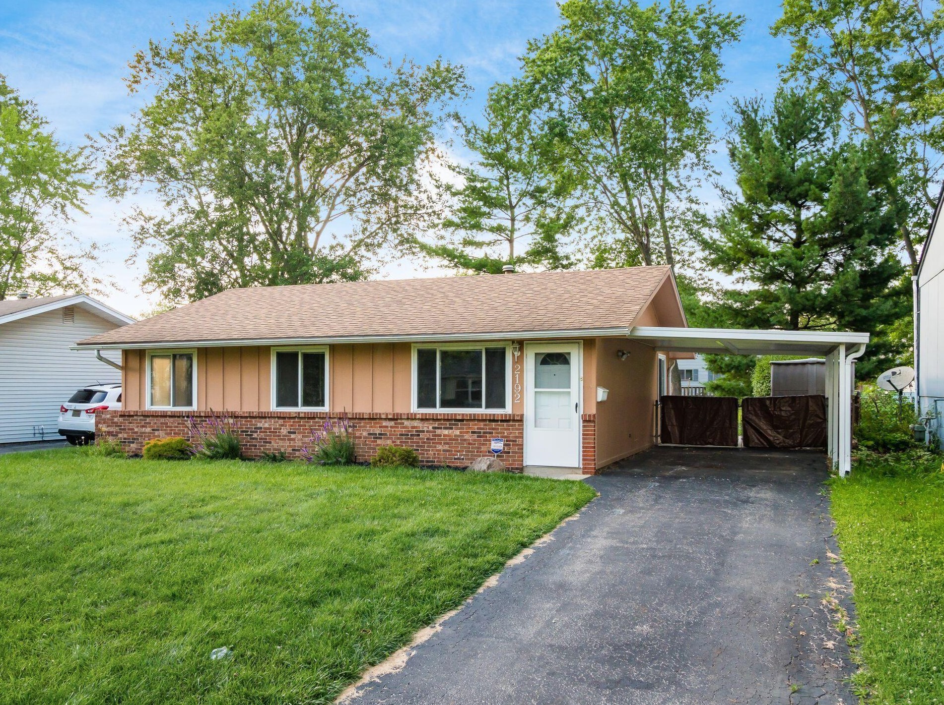 2192 Laurelwood Dr, Columbus OH 43229-2800 exterior