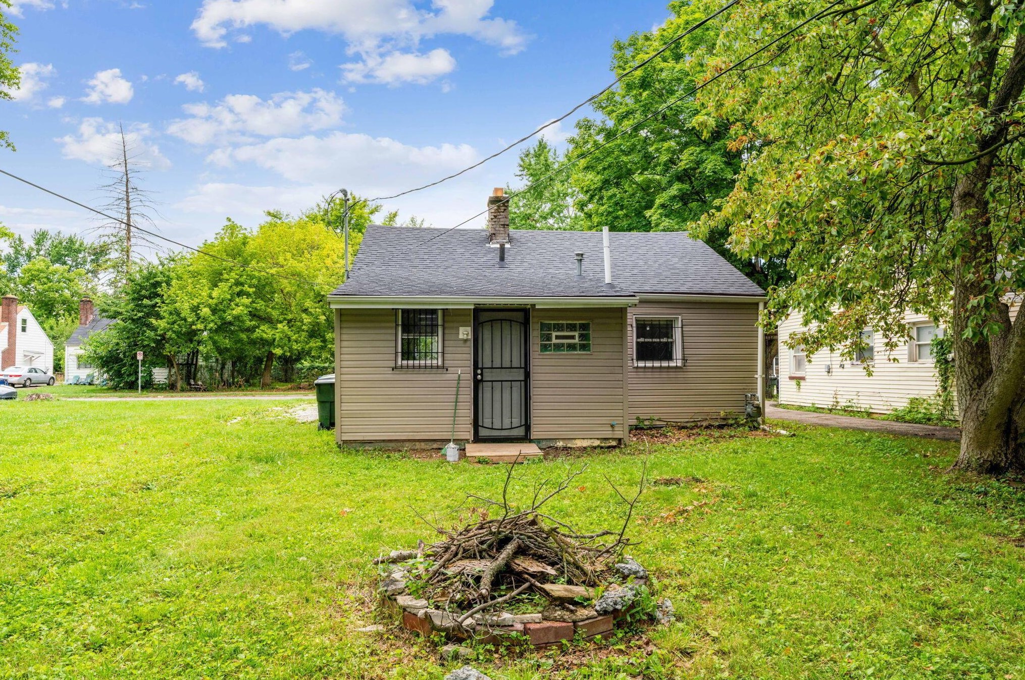 2256 Mcguffey Rd, Columbus OH 43211-2022 exterior