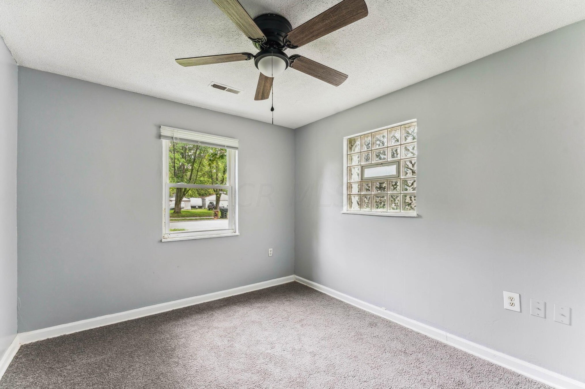 2256 Mcguffey Rd, Columbus OH 43211-2022 exterior