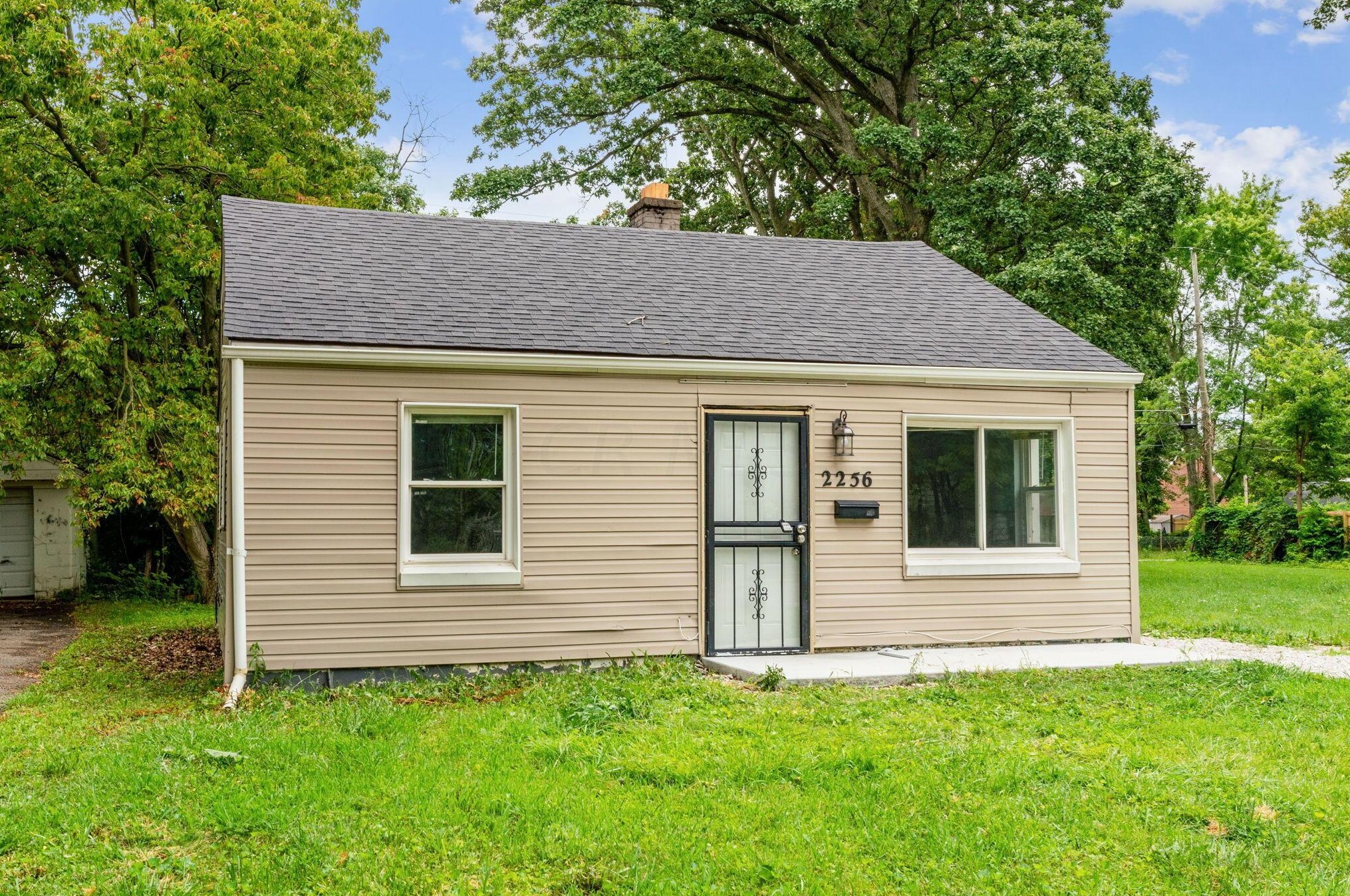 2256 Mcguffey Rd, Columbus OH 43211-2022 exterior