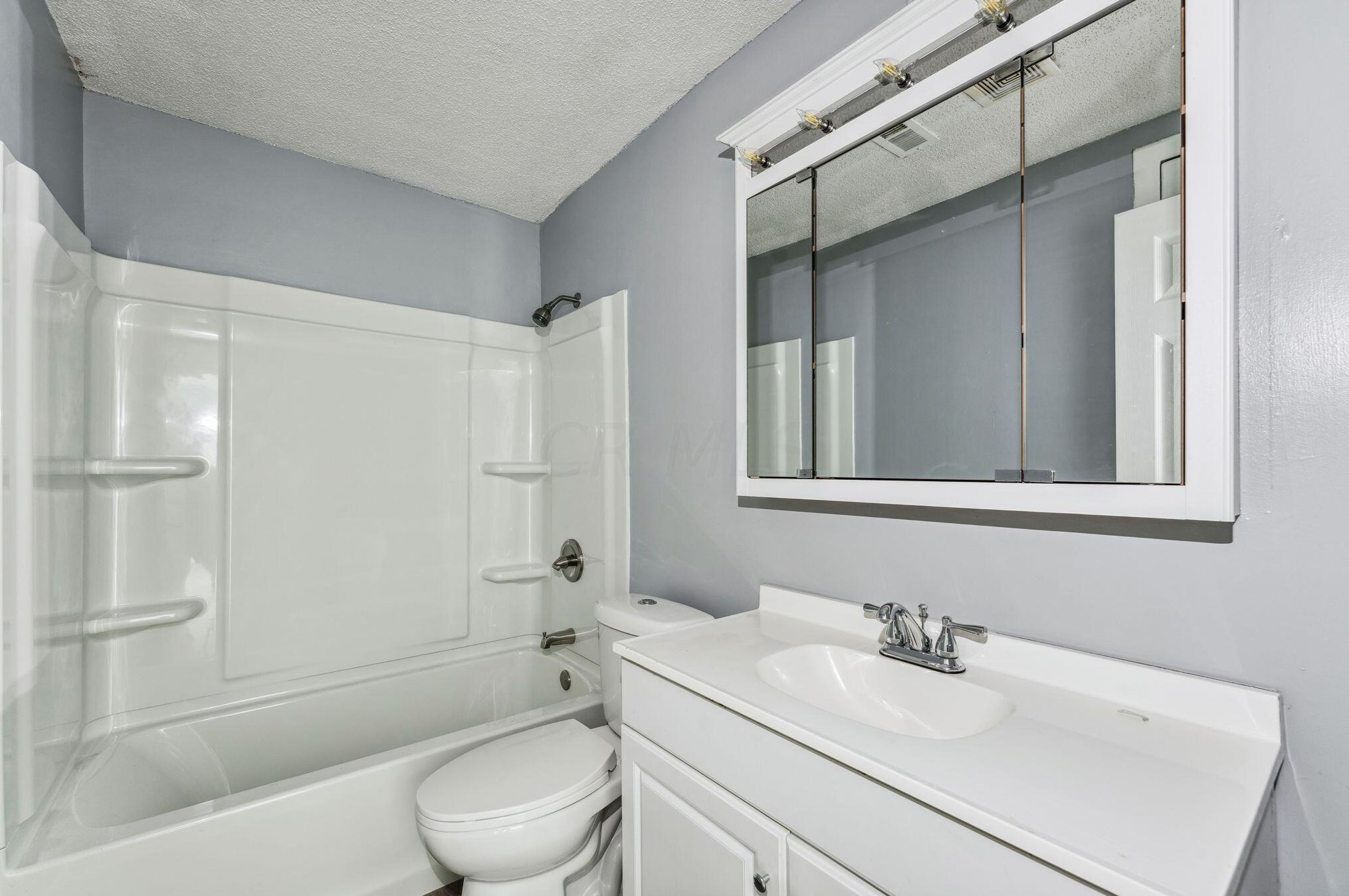 2256 Mcguffey Rd, Columbus OH 43211-2022 exterior