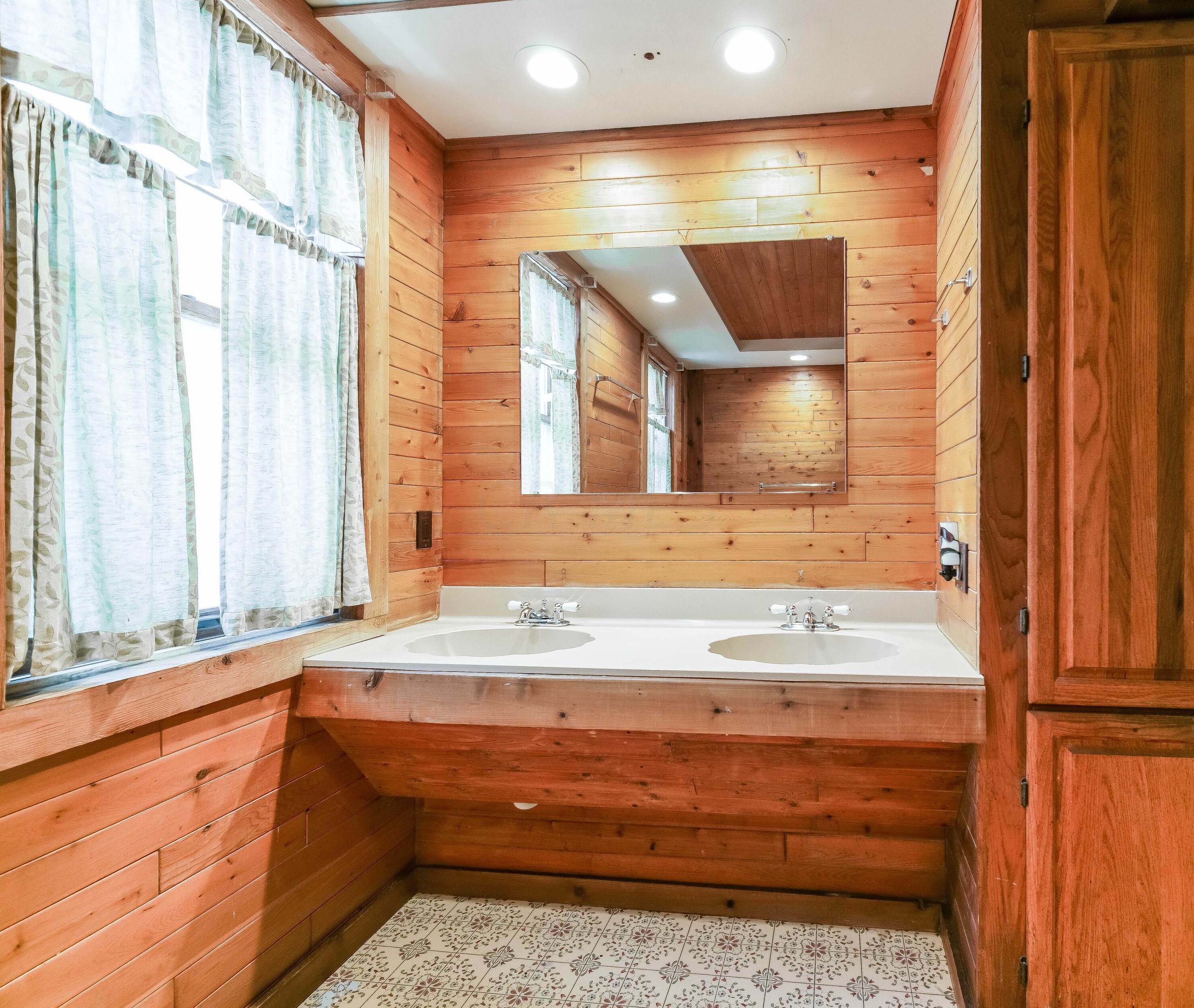 1792 Long St, Columbus OH  43203-2060 exterior