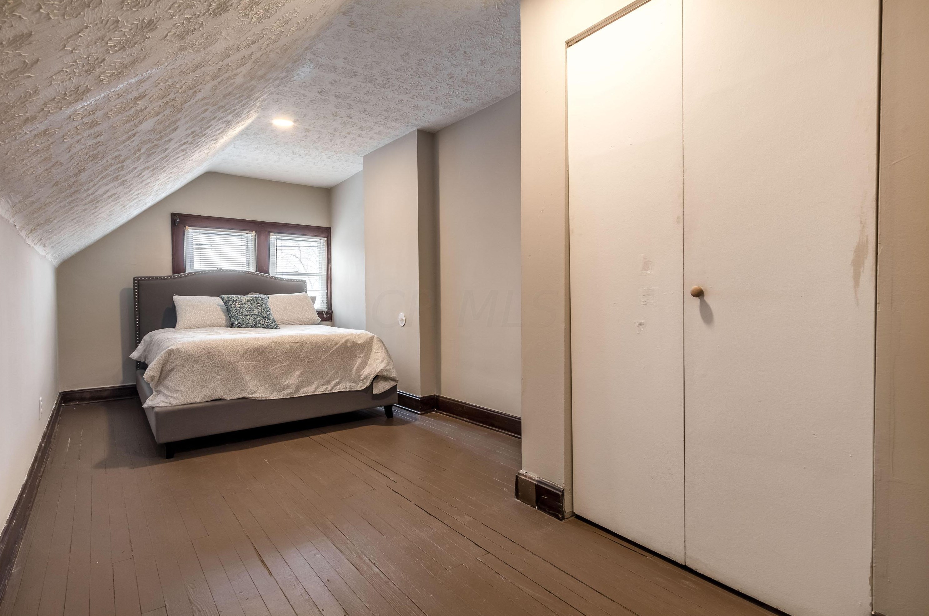 2061 4th St, Columbus OH 43201-1327 exterior