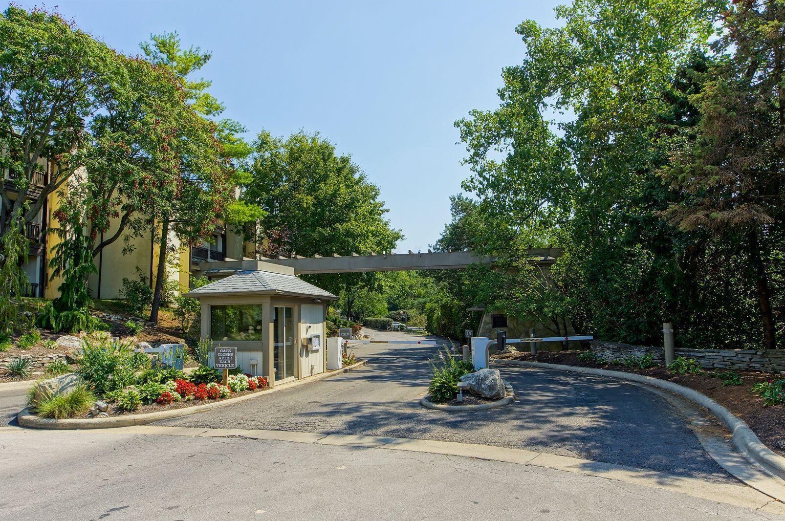 1214 Lake Shore Dr, Columbus OH 43204-4876 exterior