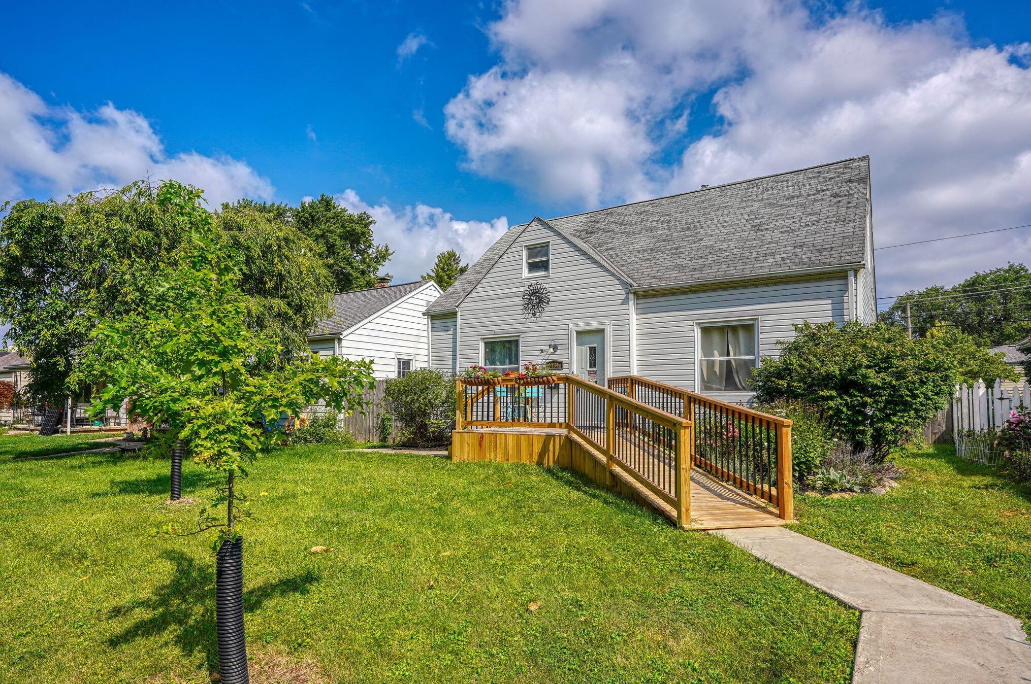 484 Jeffrey Pl, Columbus OH 43214-1702 exterior