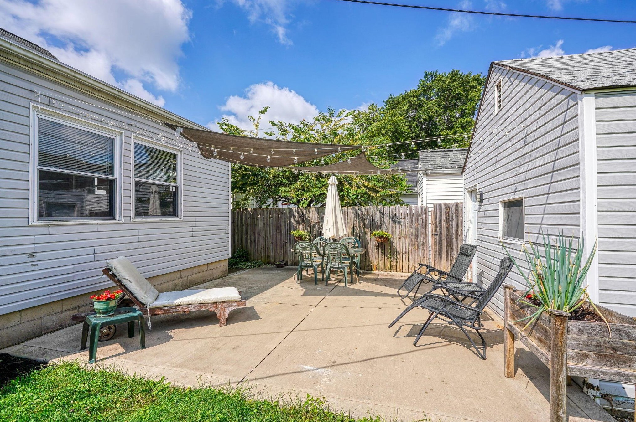 484 Jeffrey Pl, Columbus OH 43214-1702 exterior