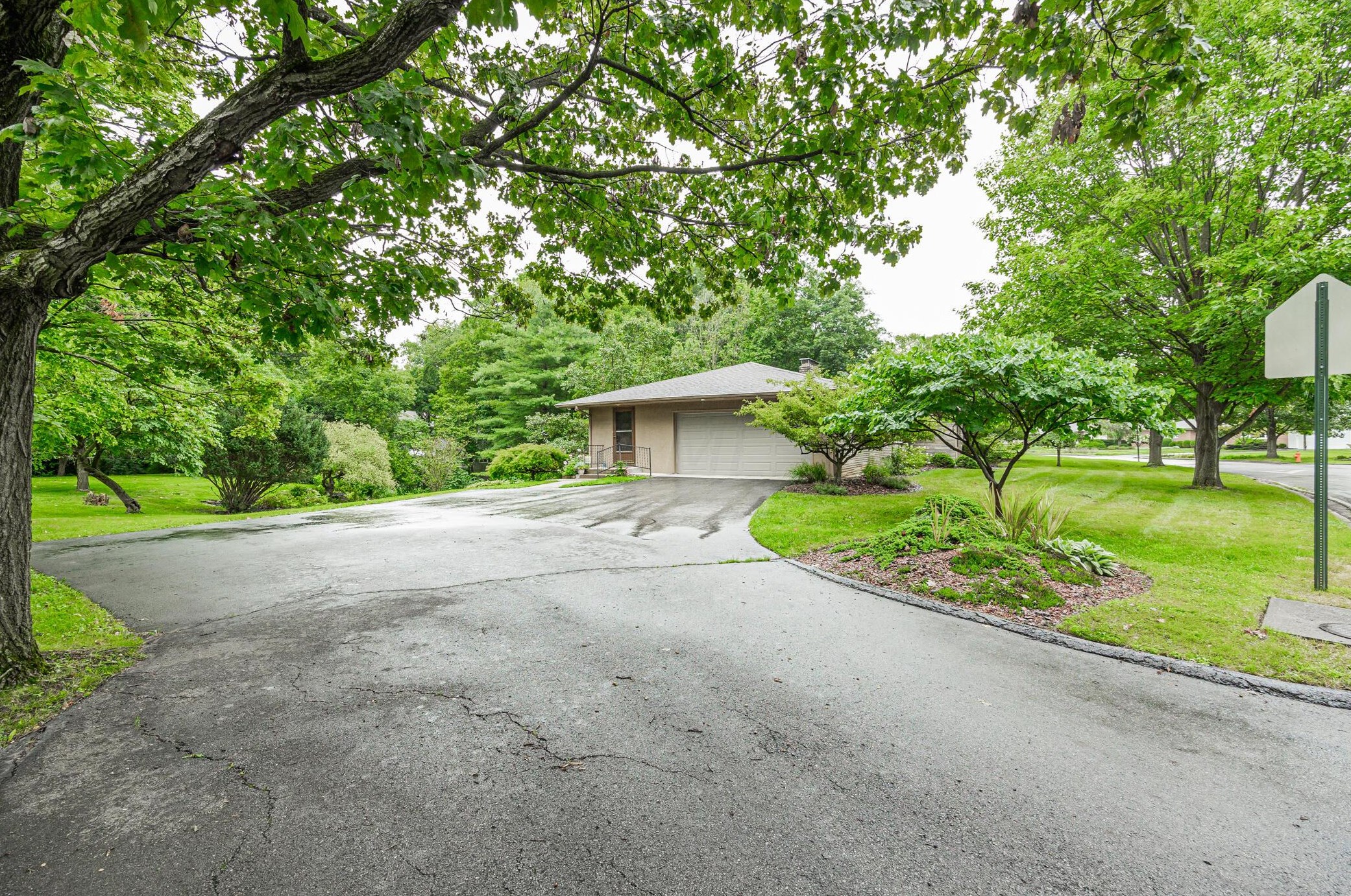 400 Schreyer Pl, Columbus OH 43214-2213 exterior