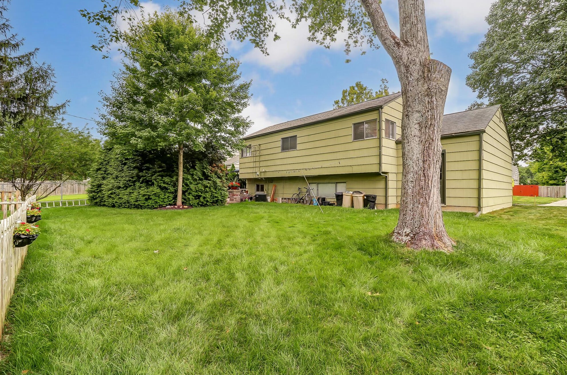 881 Bricker Blvd, Columbus OH 43221-1679 exterior