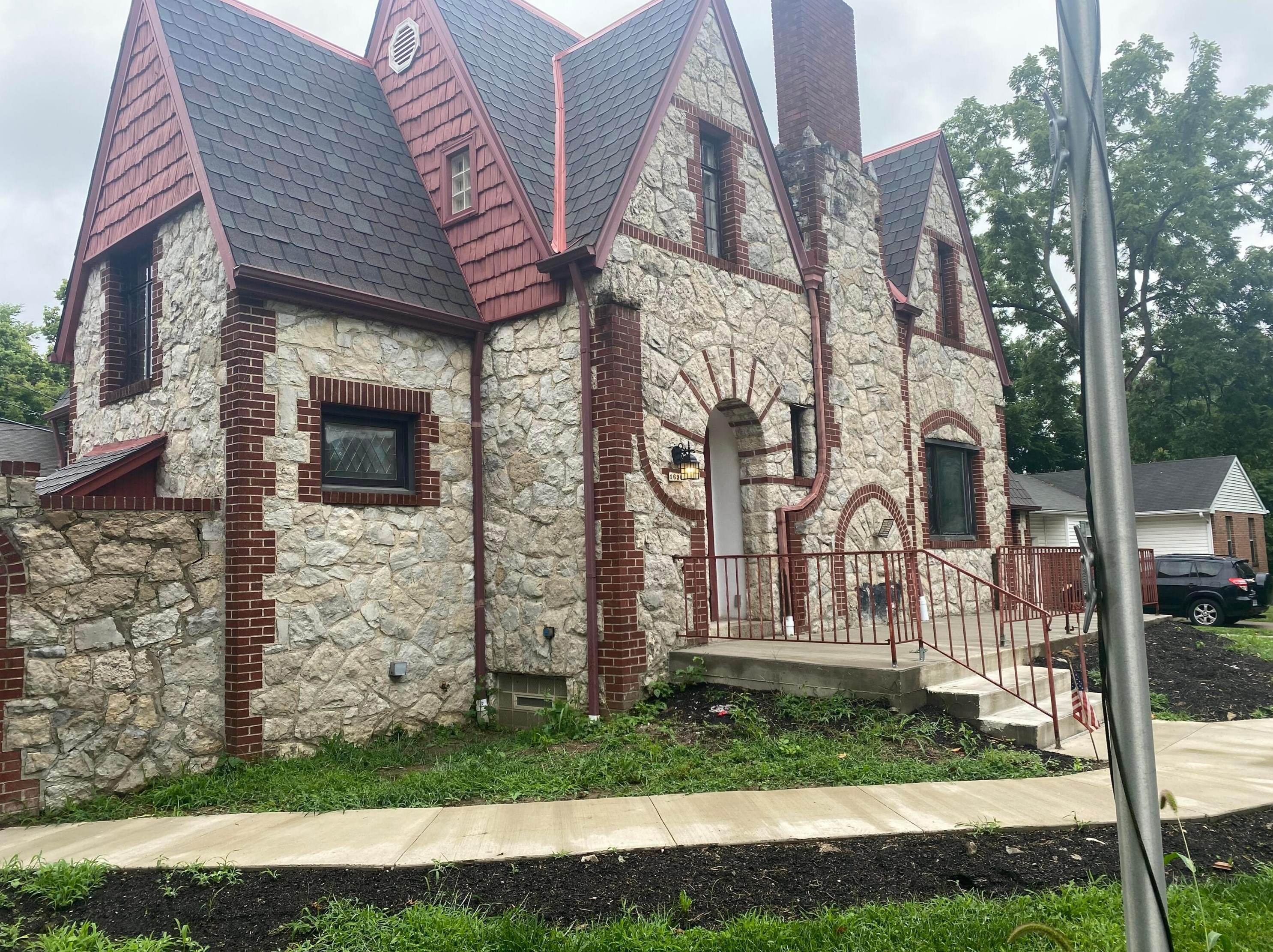 1696 Melrose Ave, Columbus OH  43224-4339 exterior