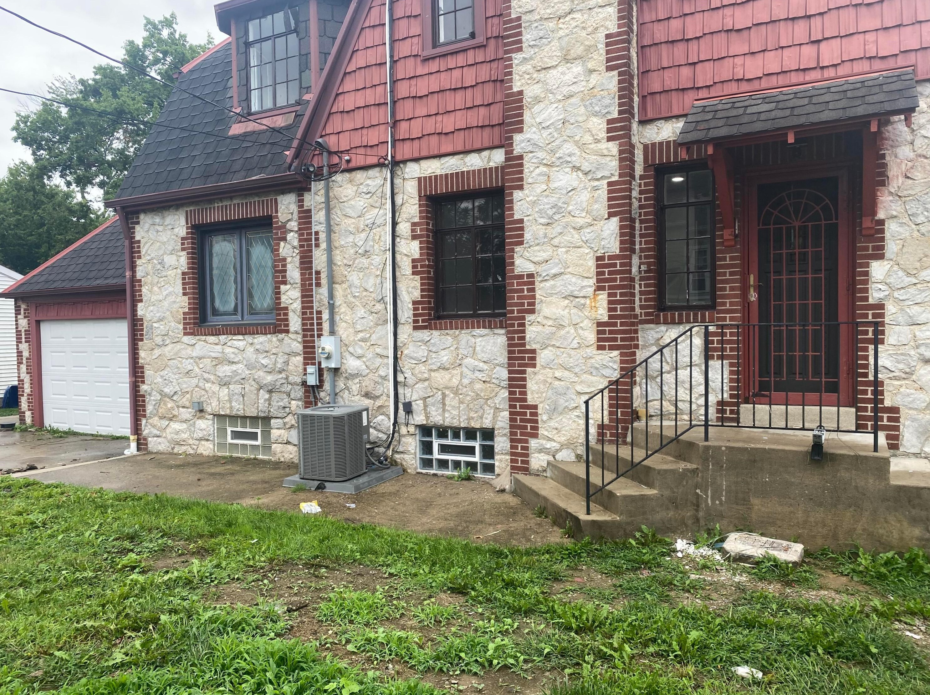 1696 Melrose Ave, Columbus OH  43224-4339 exterior