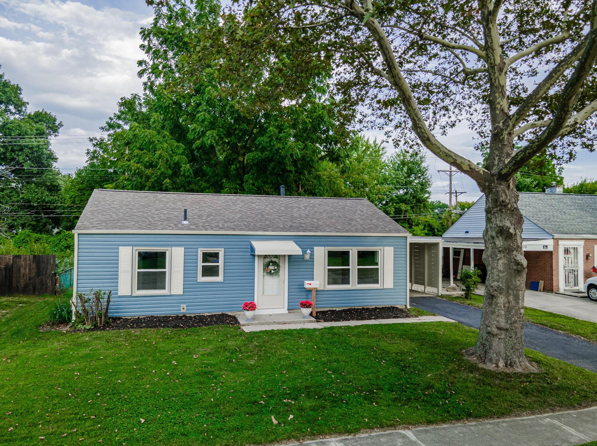 378 Old Village Rd, Columbus OH 43228-1374 exterior