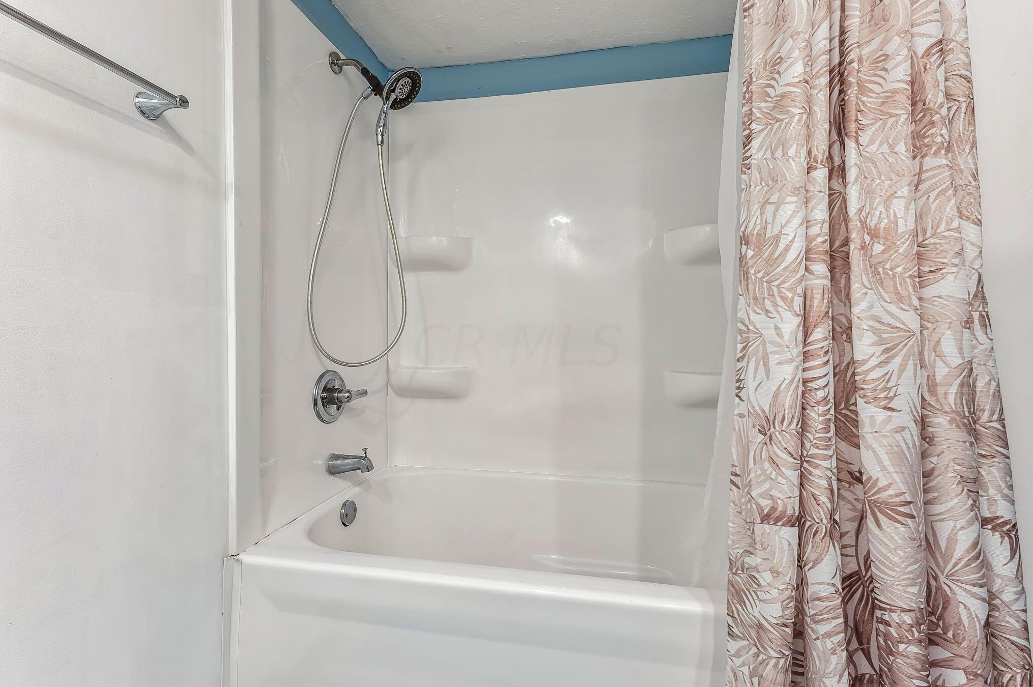 1329 Chesterton Ln, Columbus OH  43229-2619 exterior