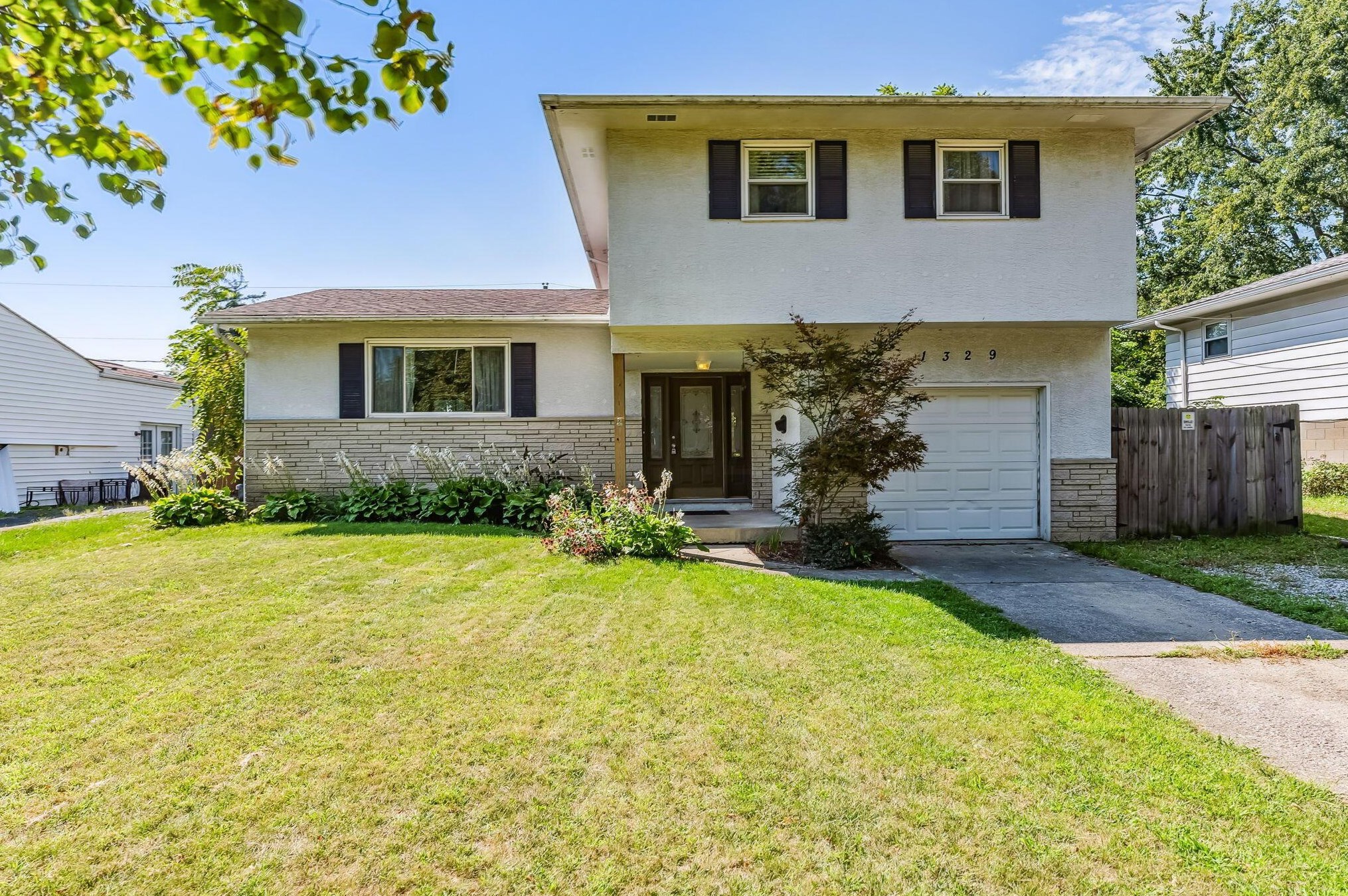 1329 Chesterton Ln, Columbus OH  43229-2619 exterior