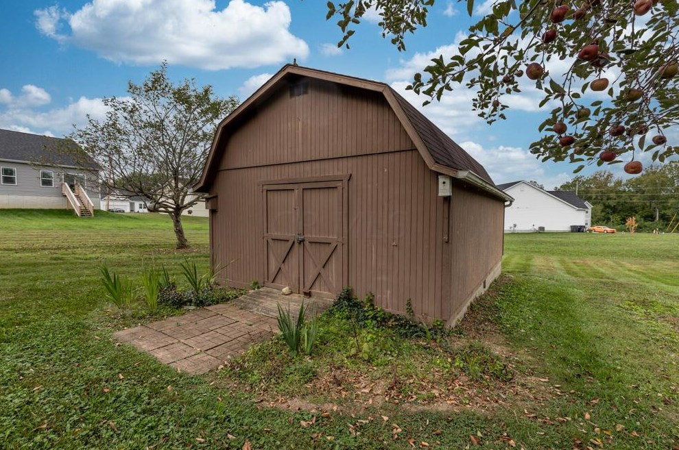 2251 Carper St, Lancaster OH 43130-1285 exterior