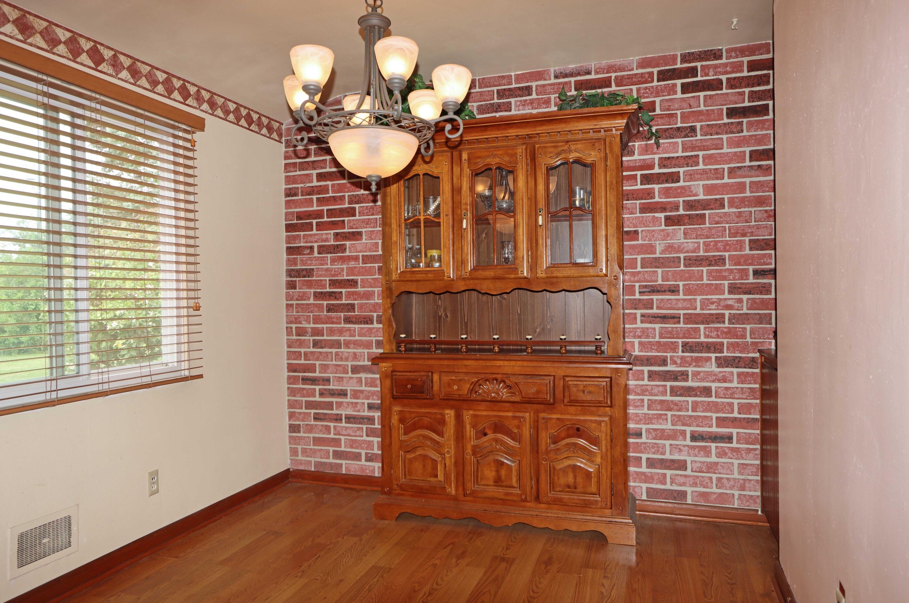 1521 Cunard Rd, Columbus OH 43227-3277 exterior