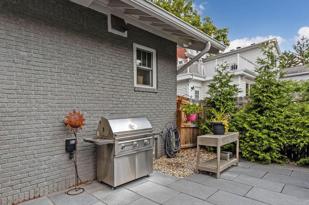 2561 Bryden Rd, Columbus OH 43205-1729 exterior