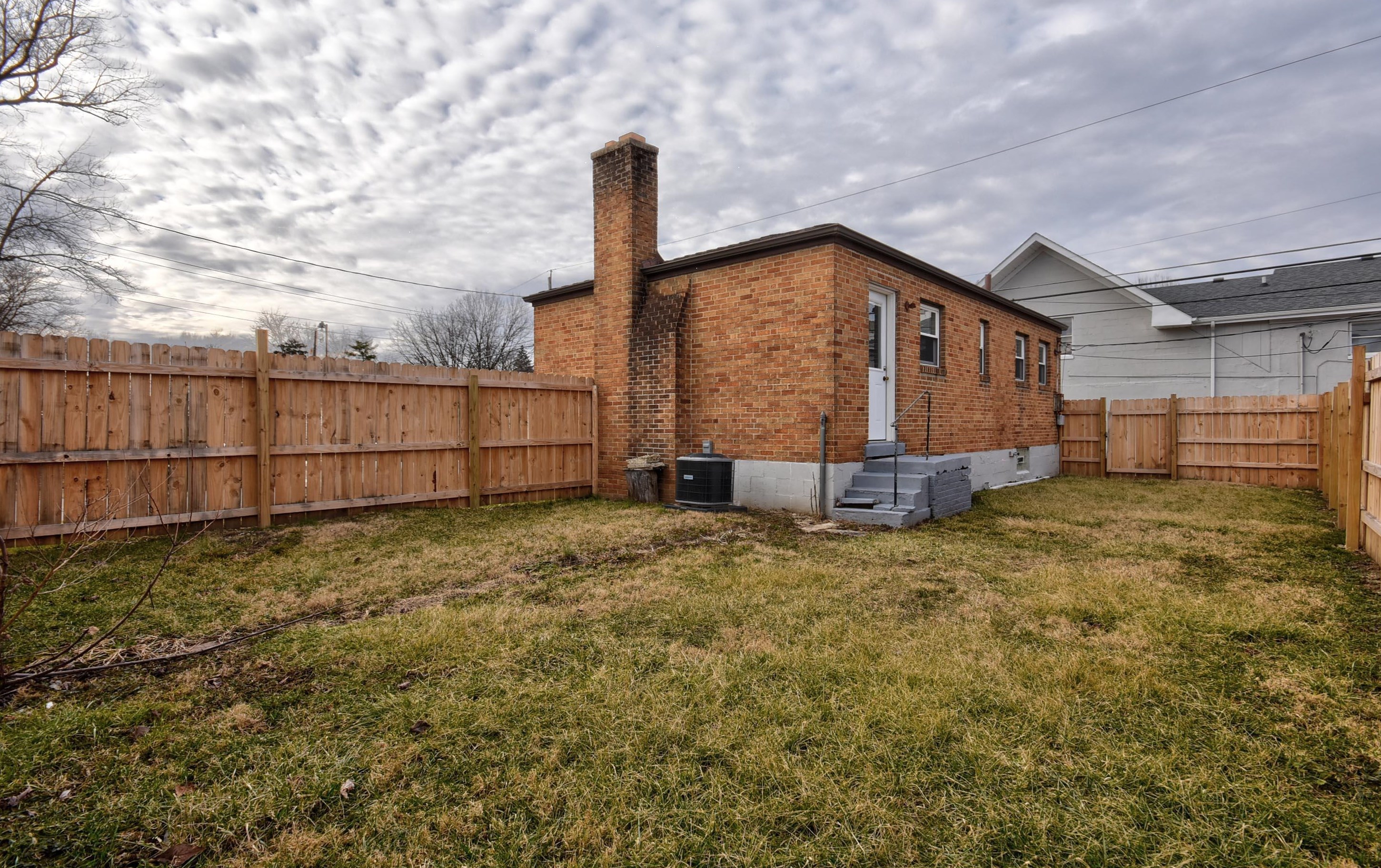 1614 6 St, Columbus OH 43207-1104 exterior