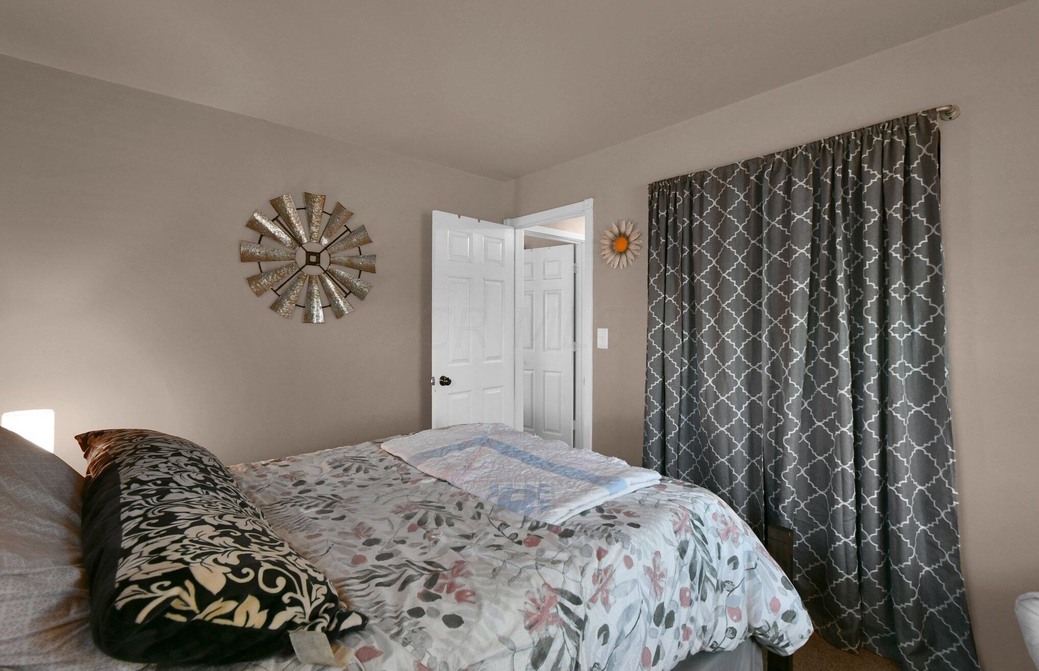 5430 Roche Dr, Columbus OH 43229-4279 exterior