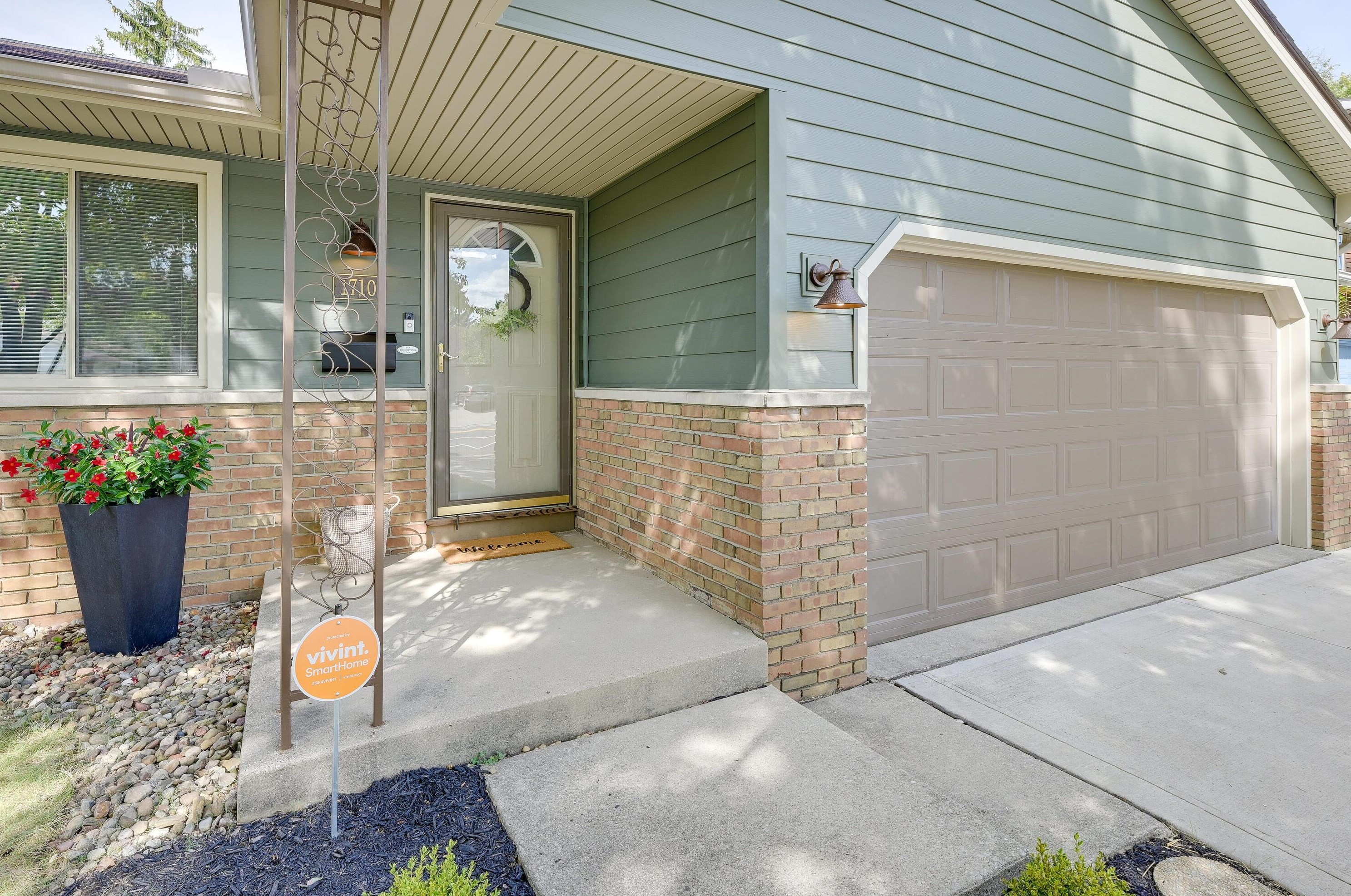 1710 Sandalwood Pl, Columbus OH 43229-3600 exterior