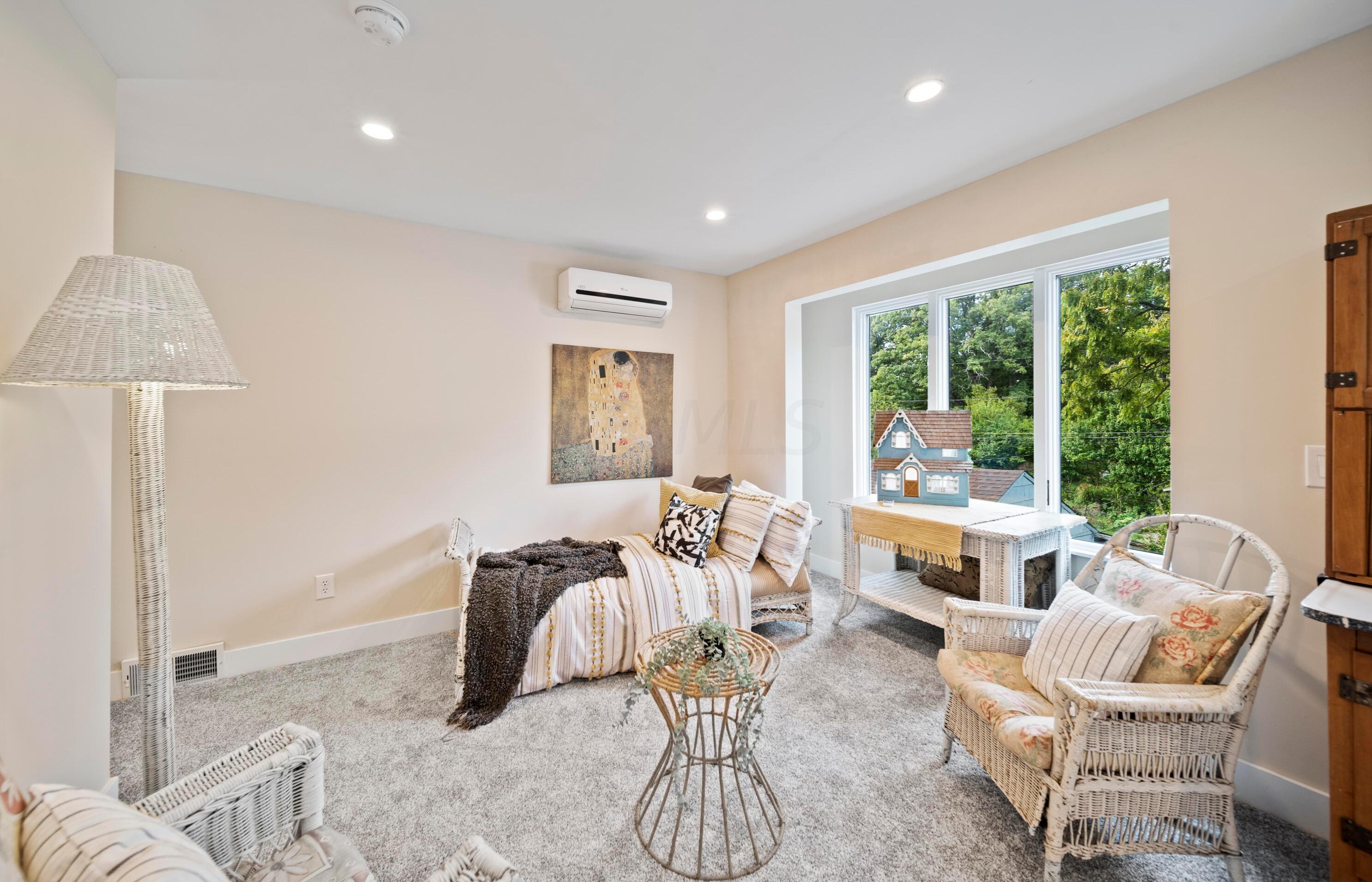 316 Cyn Dr, Columbus OH 43214-3110 exterior