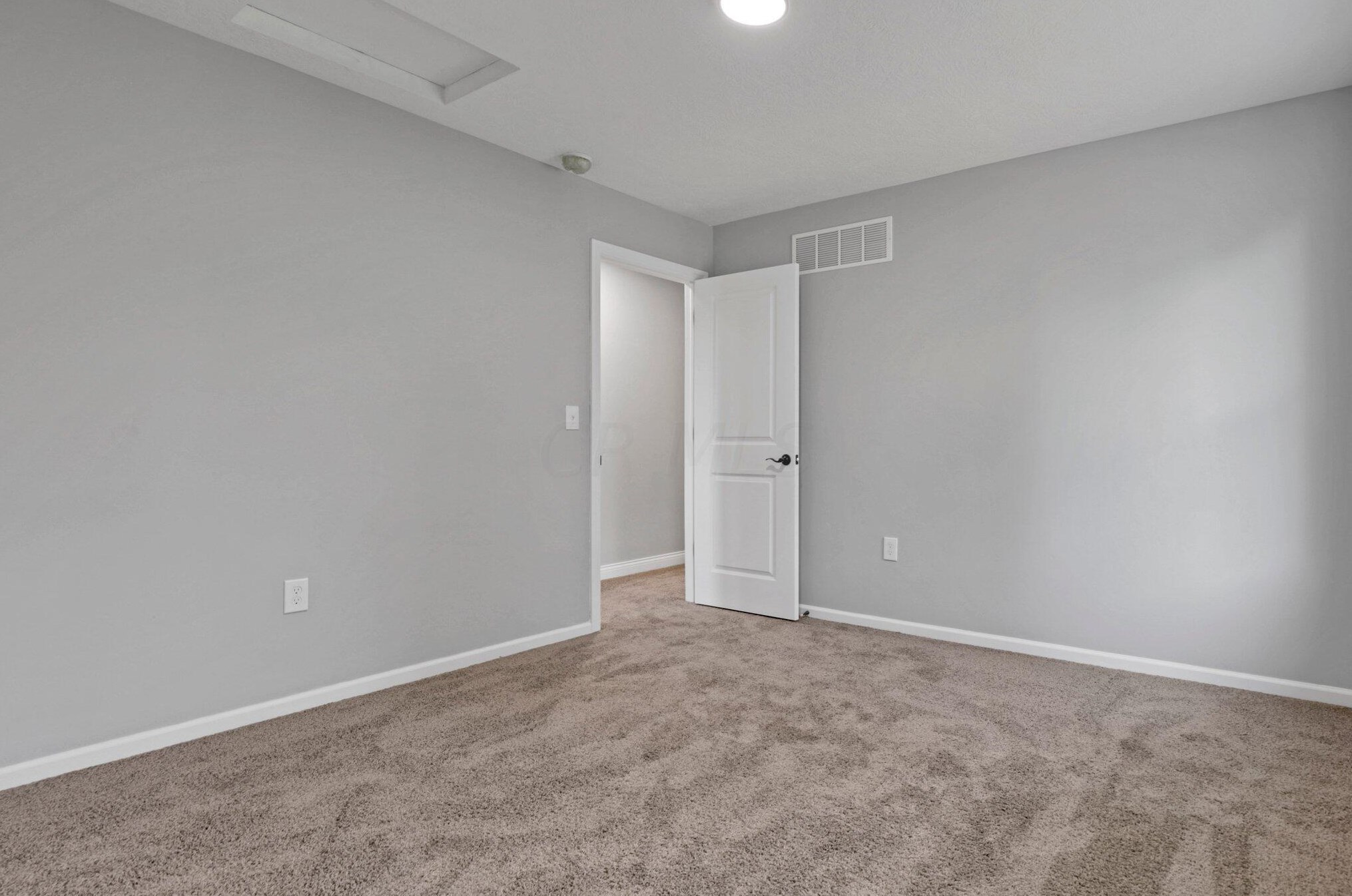 5241 Fullerton Dr, Columbus OH 43232-6217 exterior