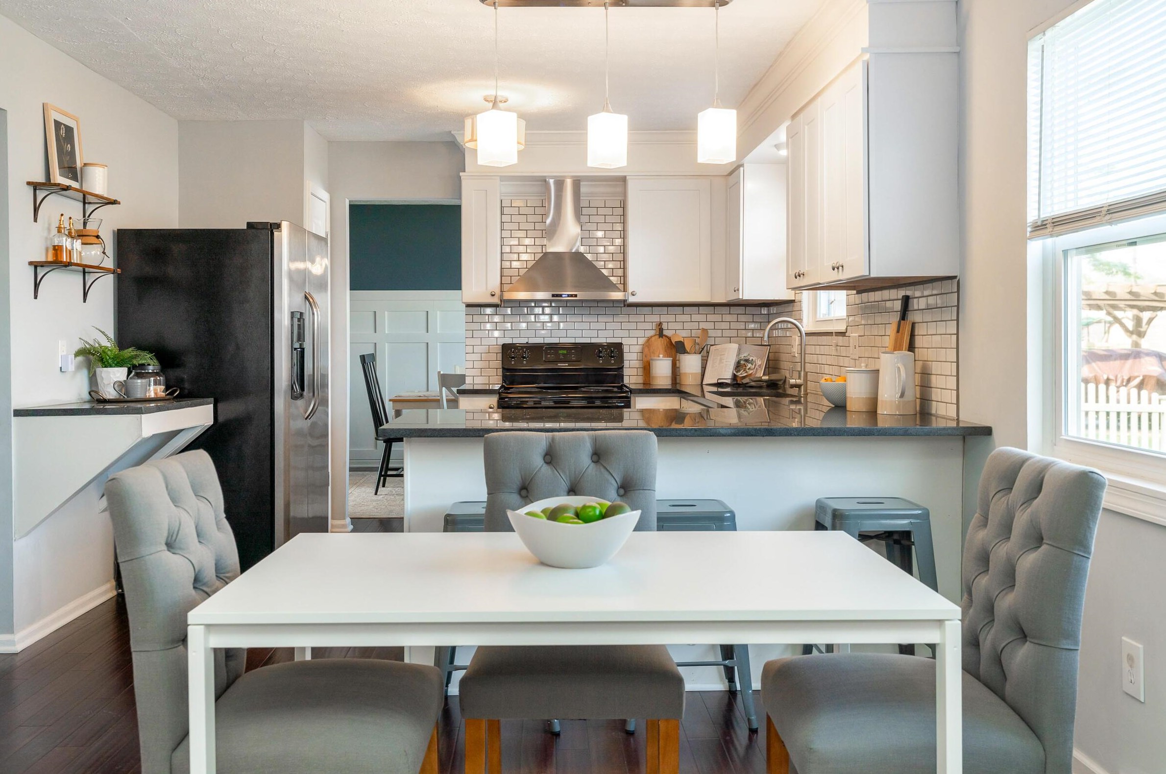 1572 Austin Dr, Columbus OH 43220-3103 exterior