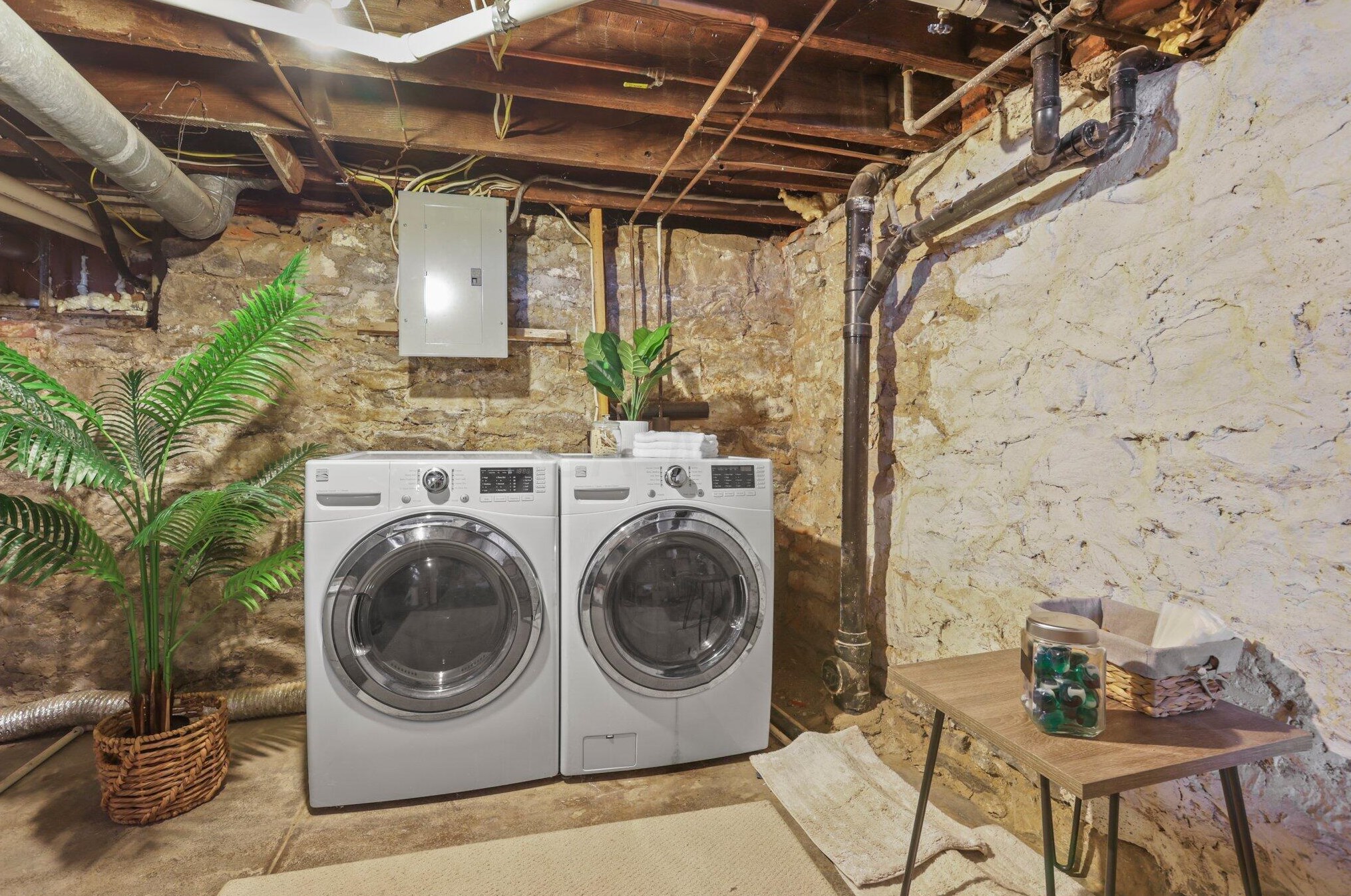 1094 Highland St, Columbus OH 43201-3277 exterior