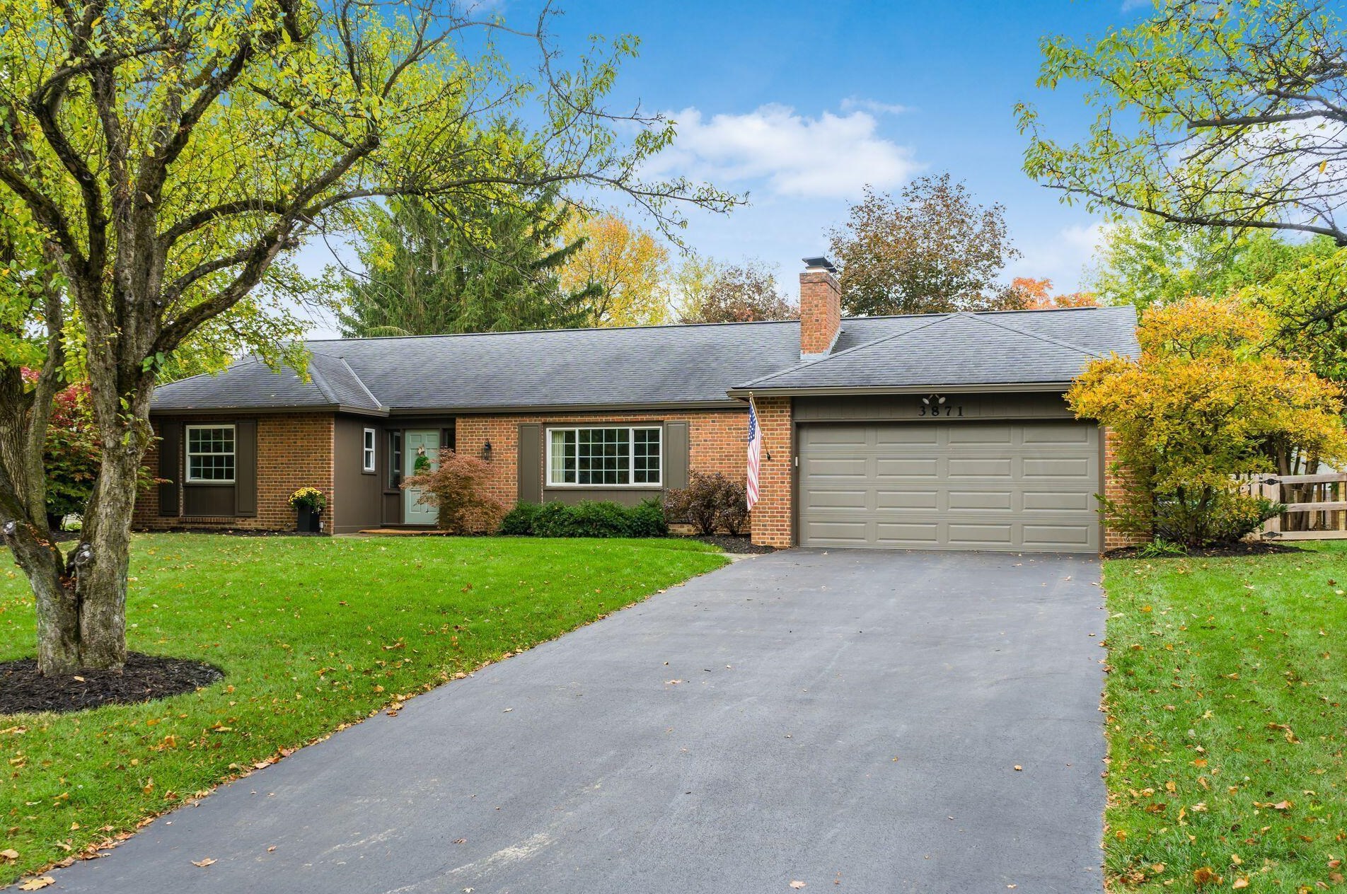 3871 Hillview Dr, Columbus OH 43220-4735 exterior