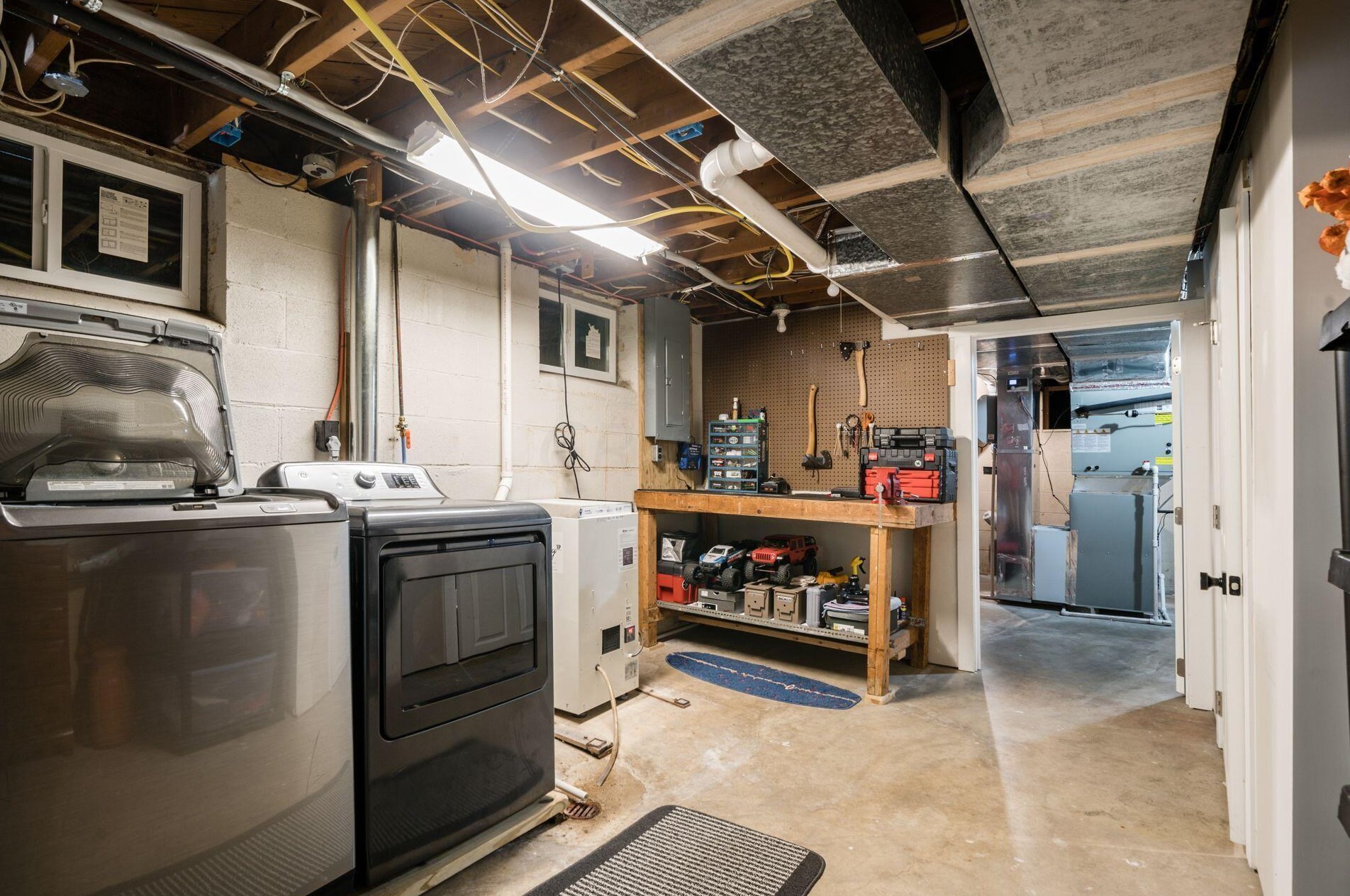 3871 Hillview Dr, Columbus OH 43220-4735 exterior