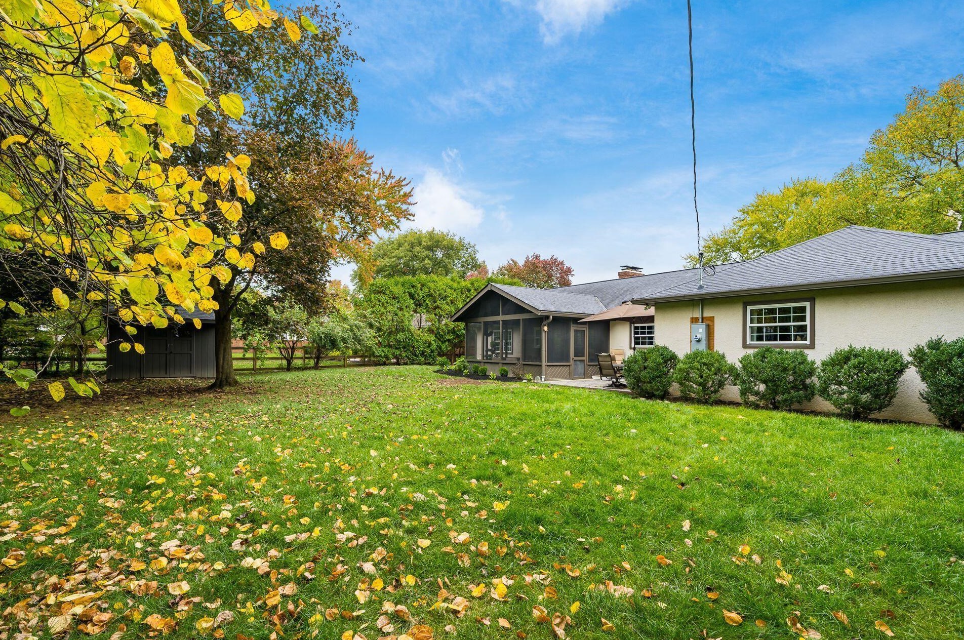 3871 Hillview Dr, Columbus OH 43220-4735 exterior