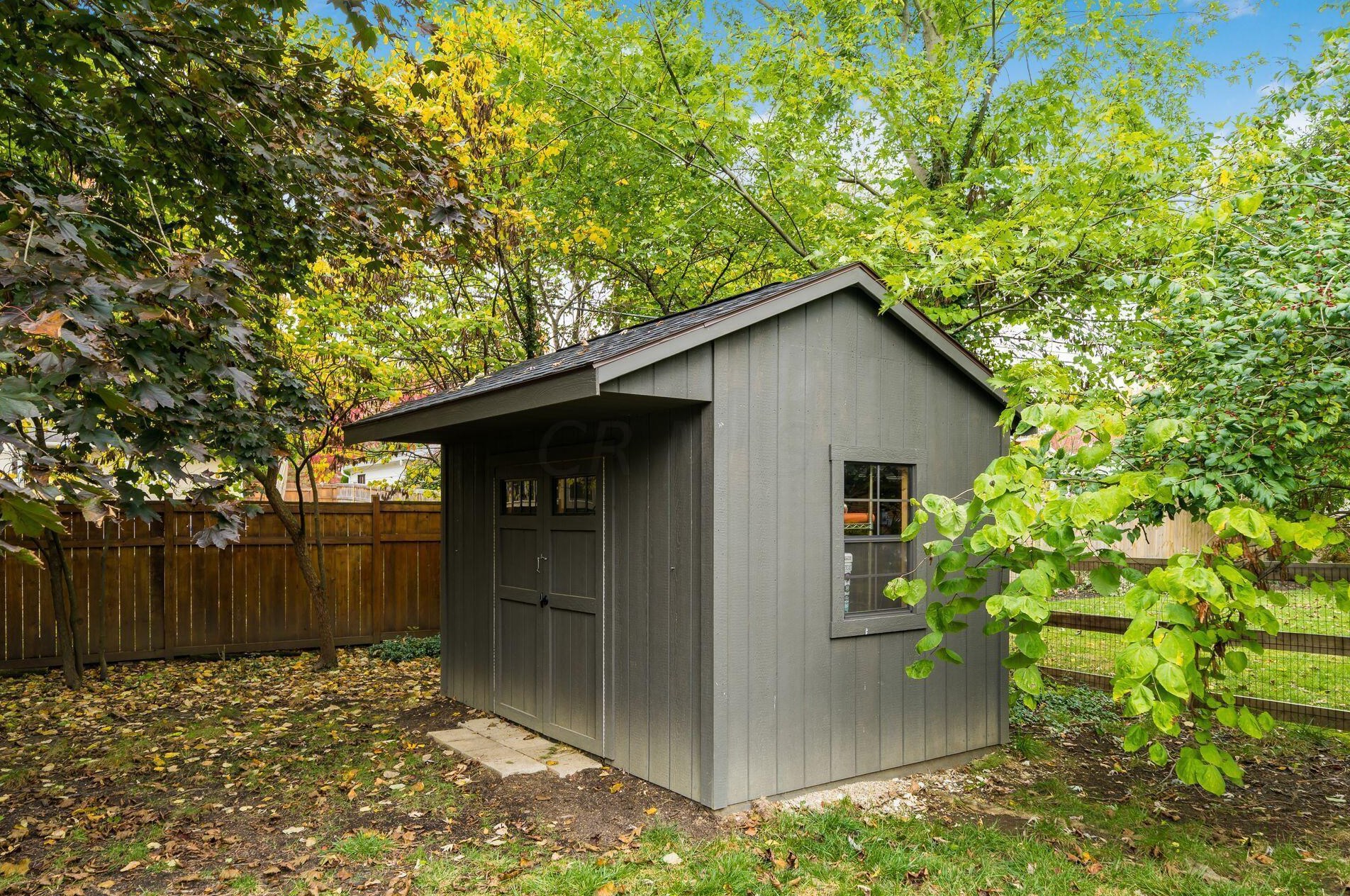 3871 Hillview Dr, Columbus OH 43220-4735 exterior