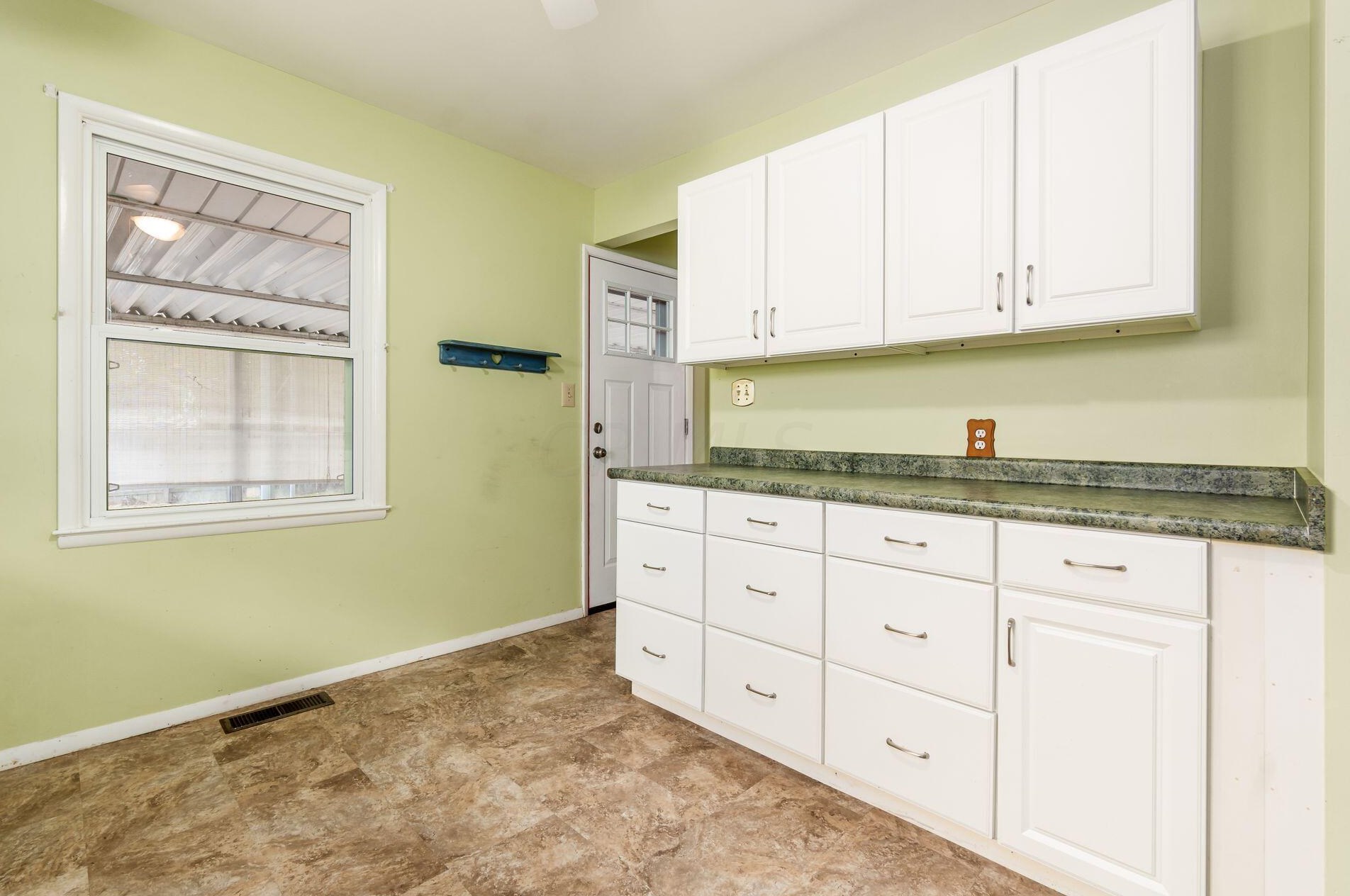 3589 Kenlawn St, Columbus OH 43224-3451 exterior