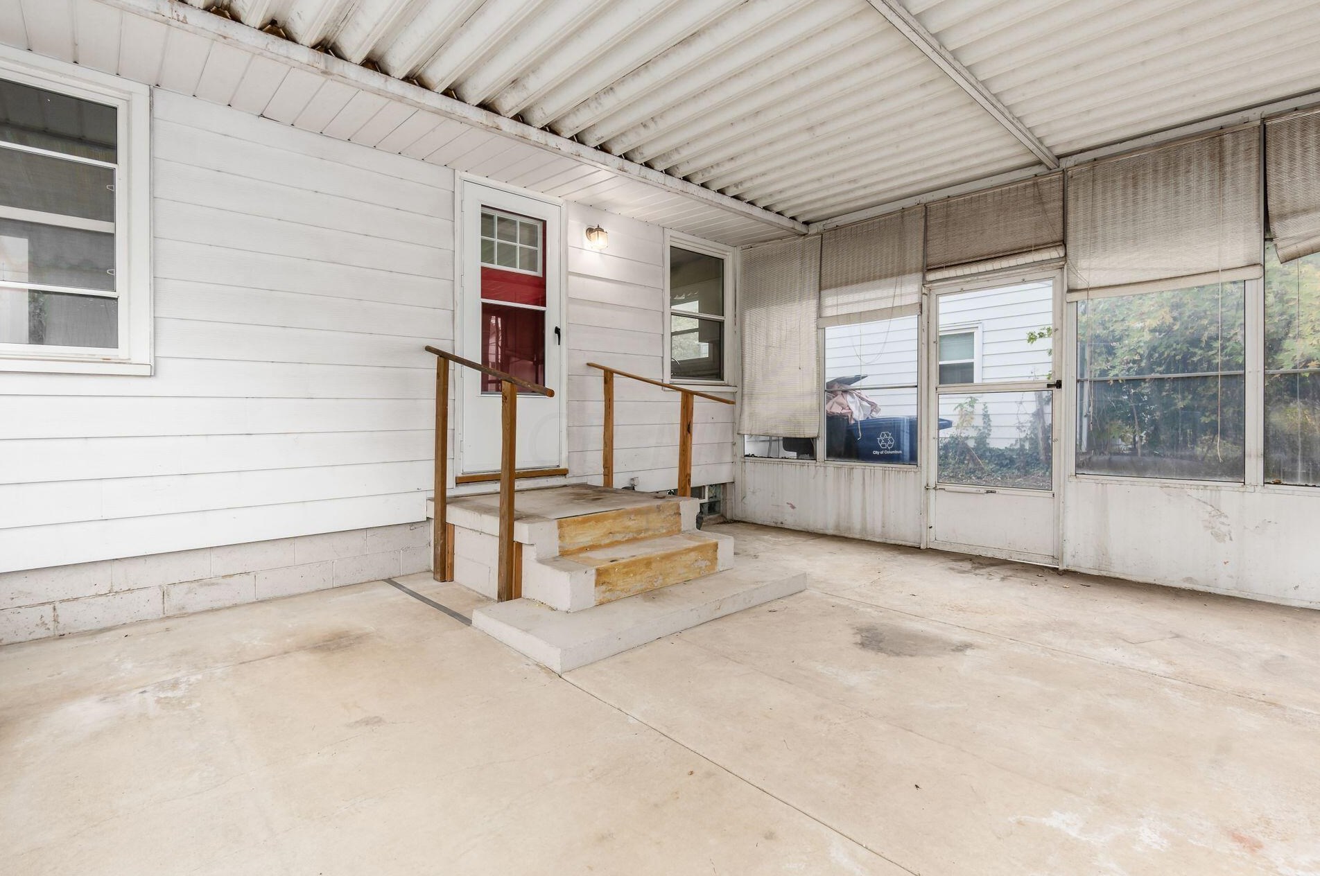 3589 Kenlawn St, Columbus OH 43224-3451 exterior