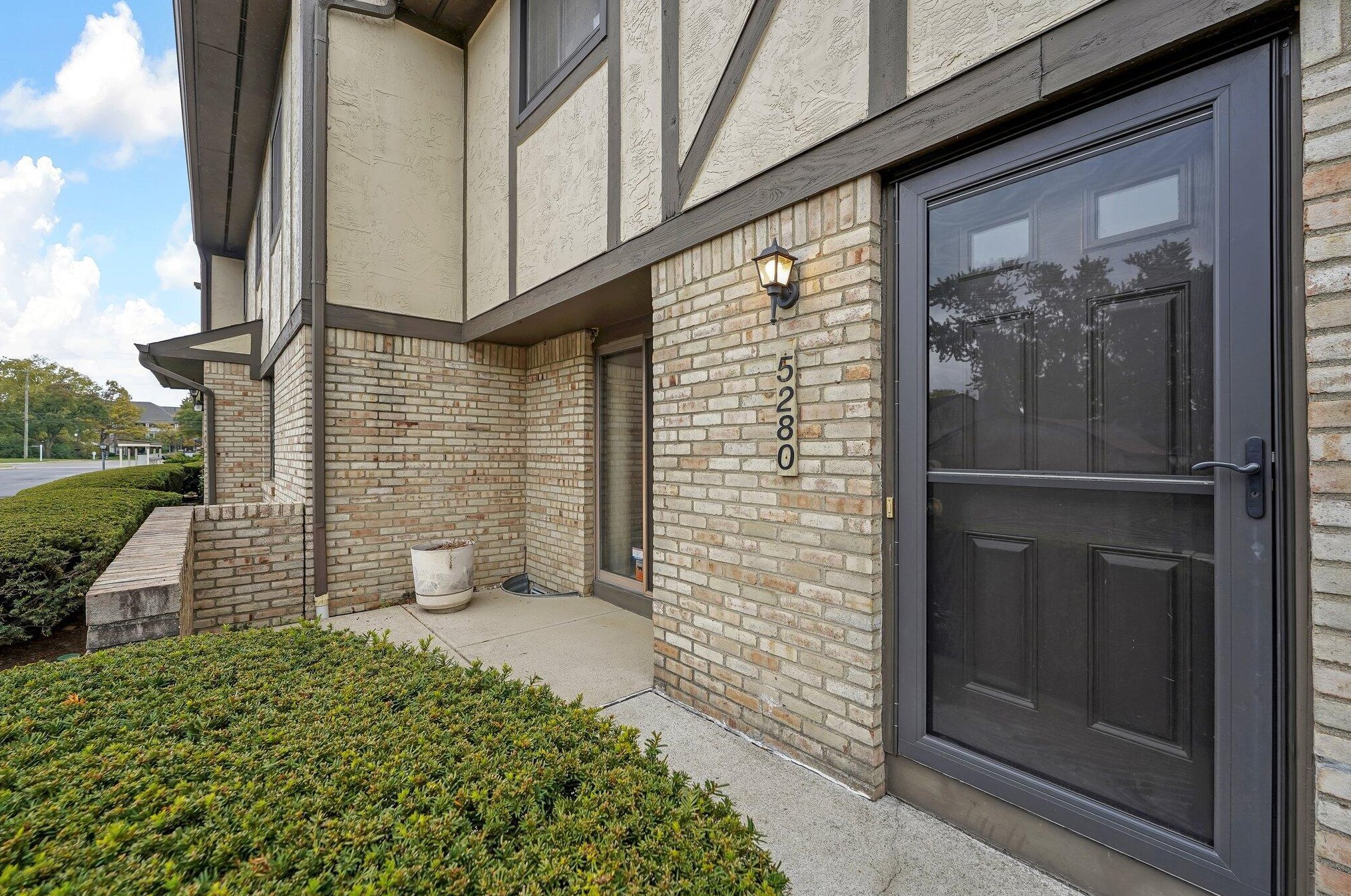 5280 Wood Run Blvd, Columbus OH 43220-7305 exterior